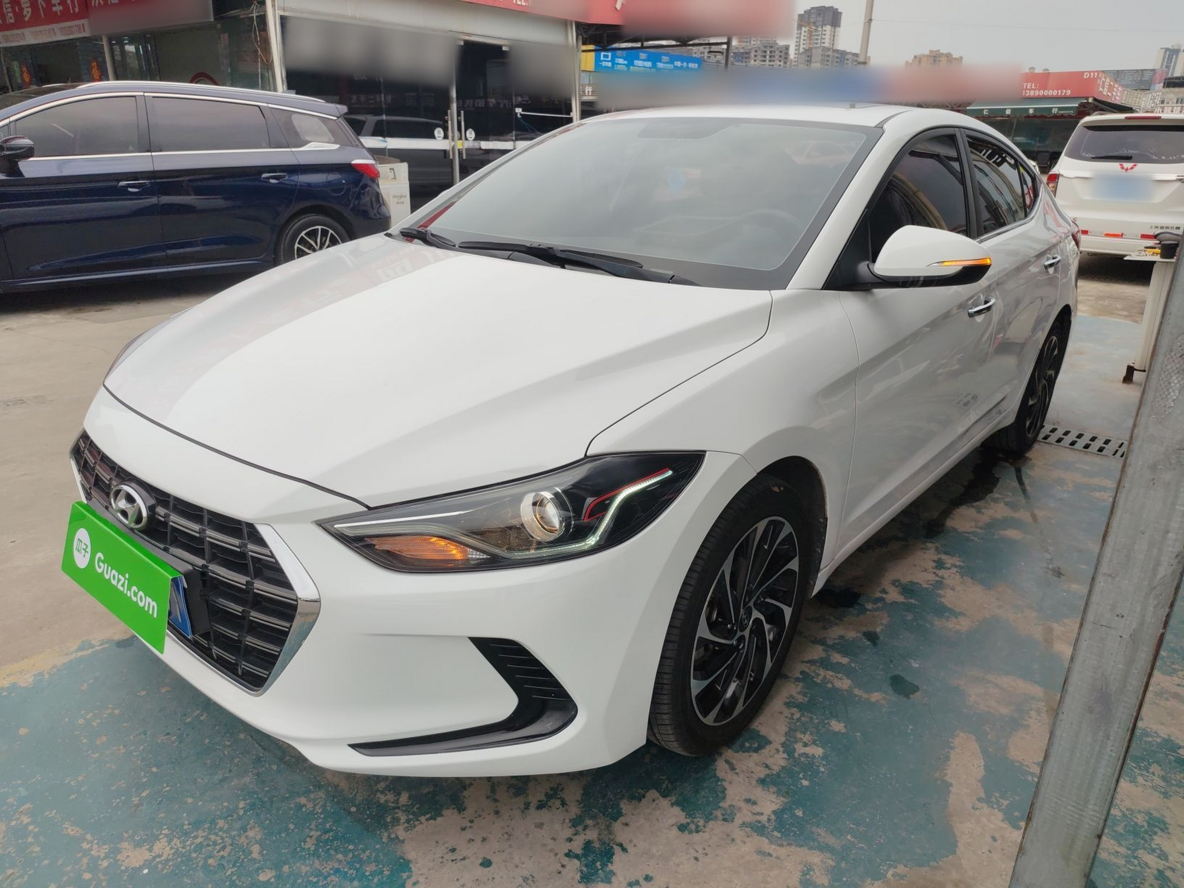 تحت مقدمة السيارة