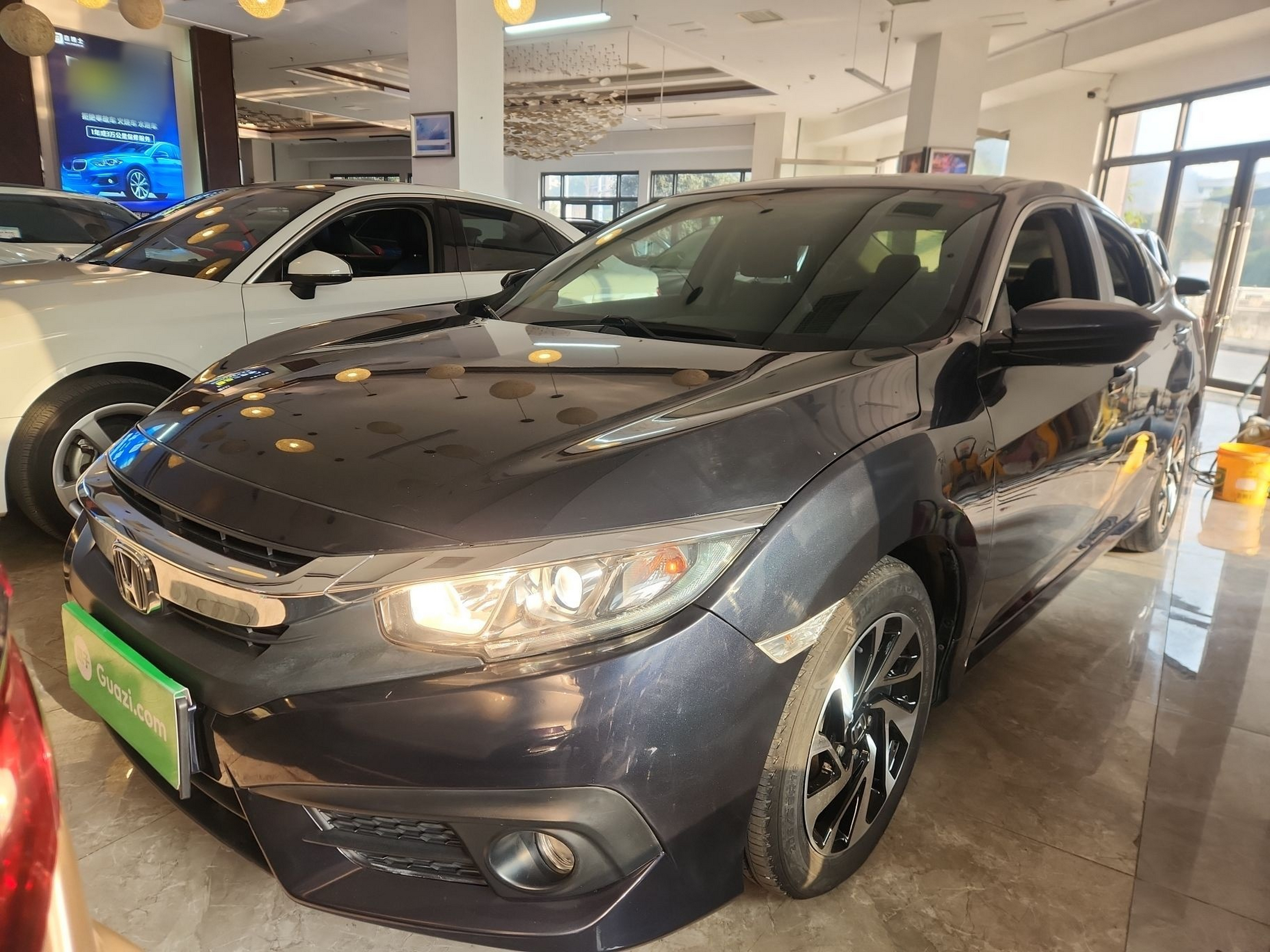 Под передней частью автомобиля