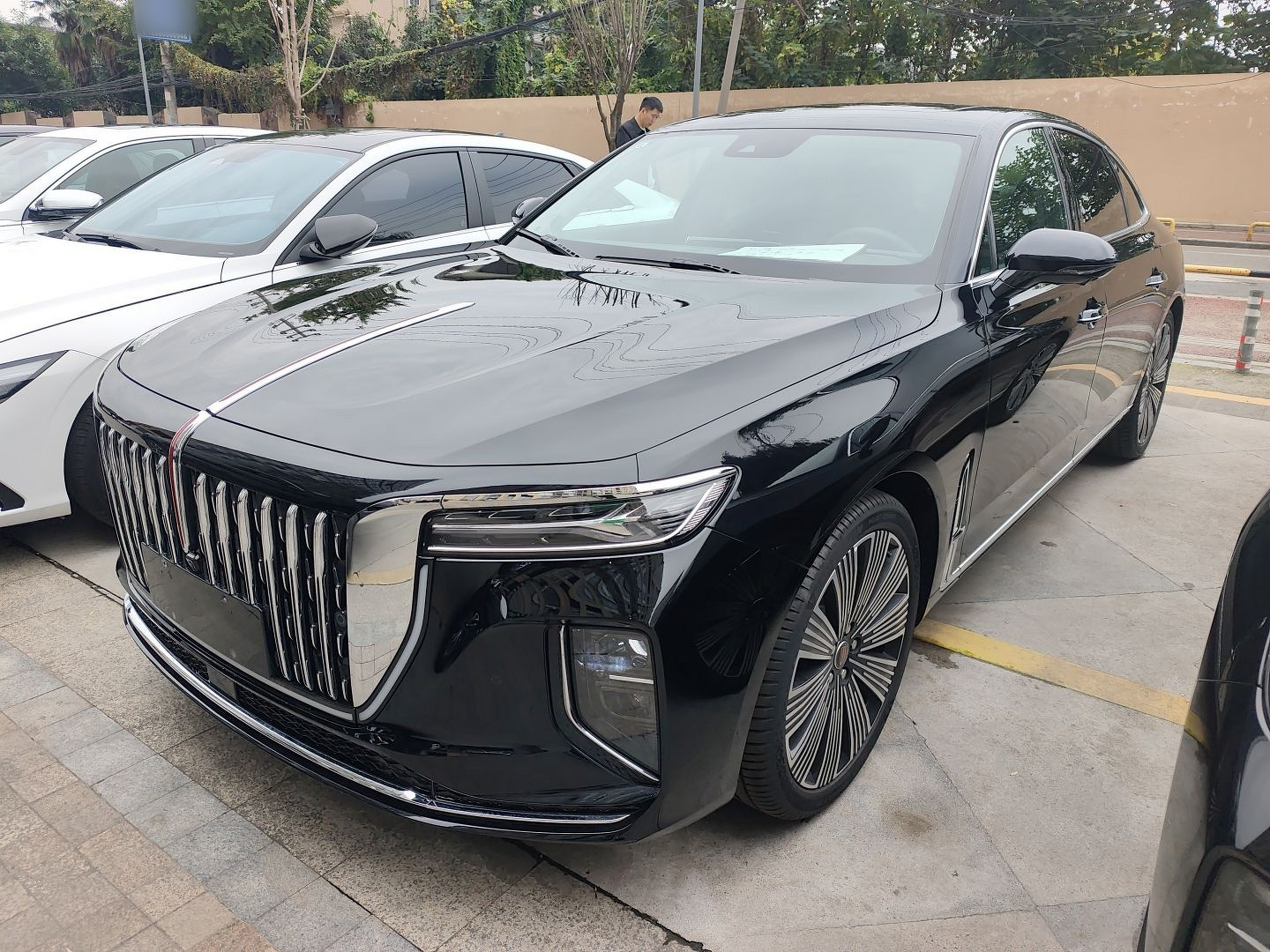 Под передней частью автомобиля