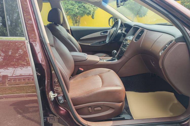 Used Infiniti QX50 2013 2.5L Two-Wheel-Drive Elegant Edition
