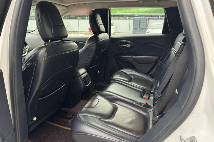 Used  Cherokee 2016 2.4L Professional Smart Version
