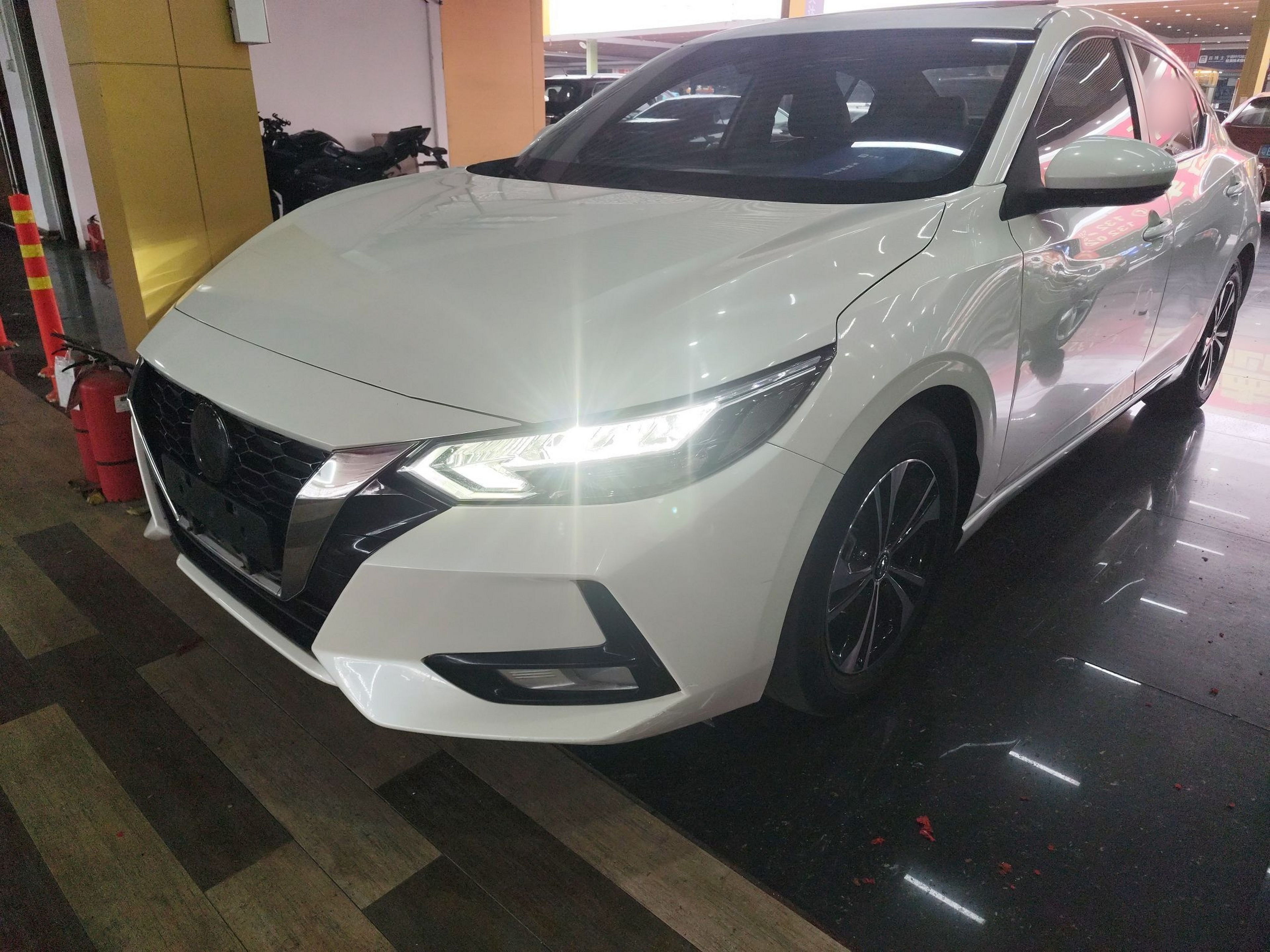 تحت مقدمة السيارة