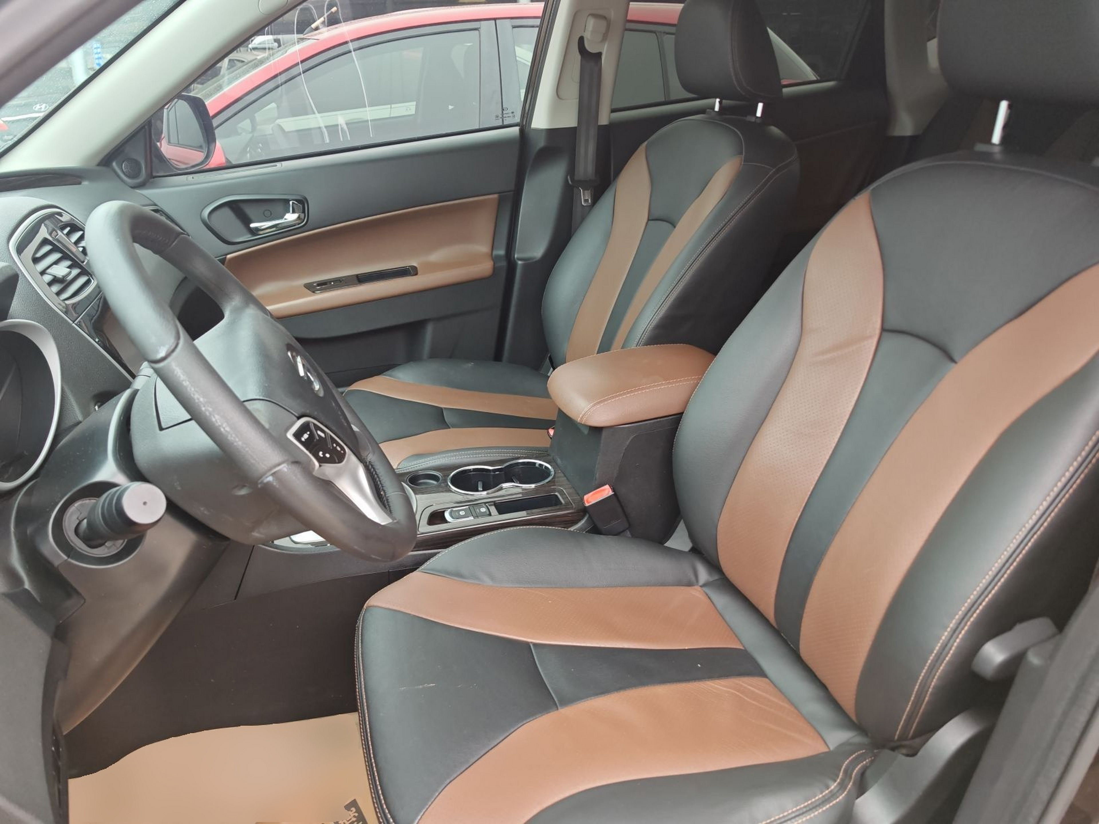 المقاعد الأمامية داخل السيارة