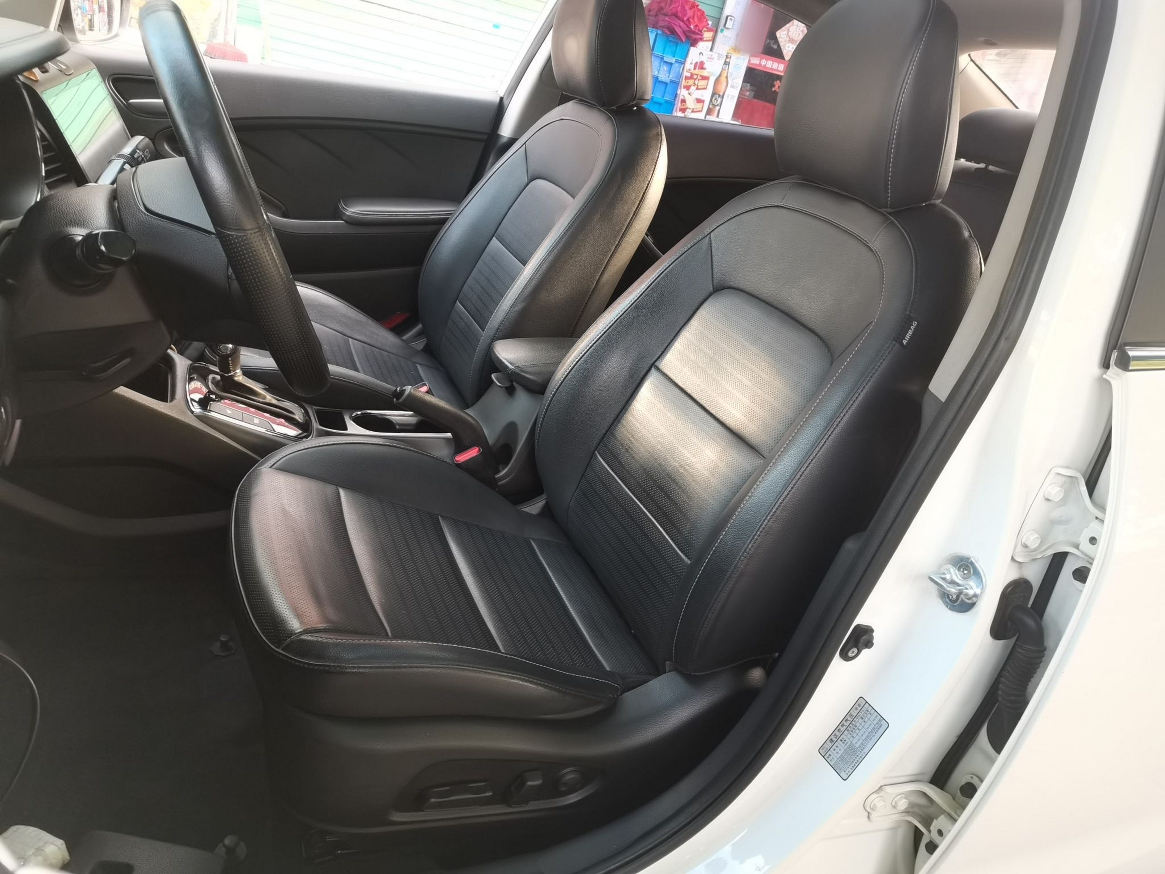 Переднее сиденье в автомобиле