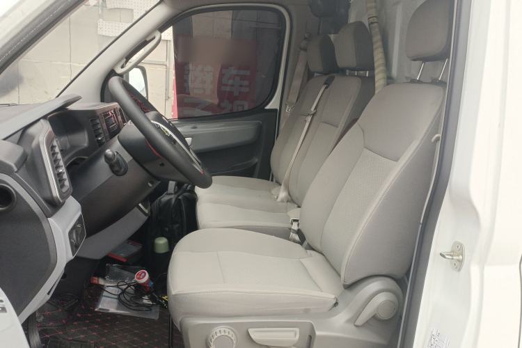 Used SAIC MAXUS Xintu V80 2024 City Distribution King PLUS Value Edition 6MT Short Wheelbase Mid-Roof Design 127 Ps 3 Seats
