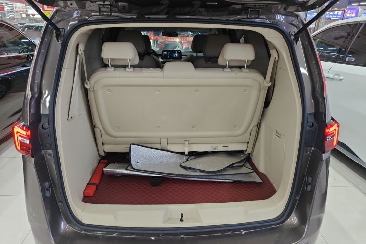 Used Buick GL8 2023 Facelifted Land Cruiser Executive Luxury Version
