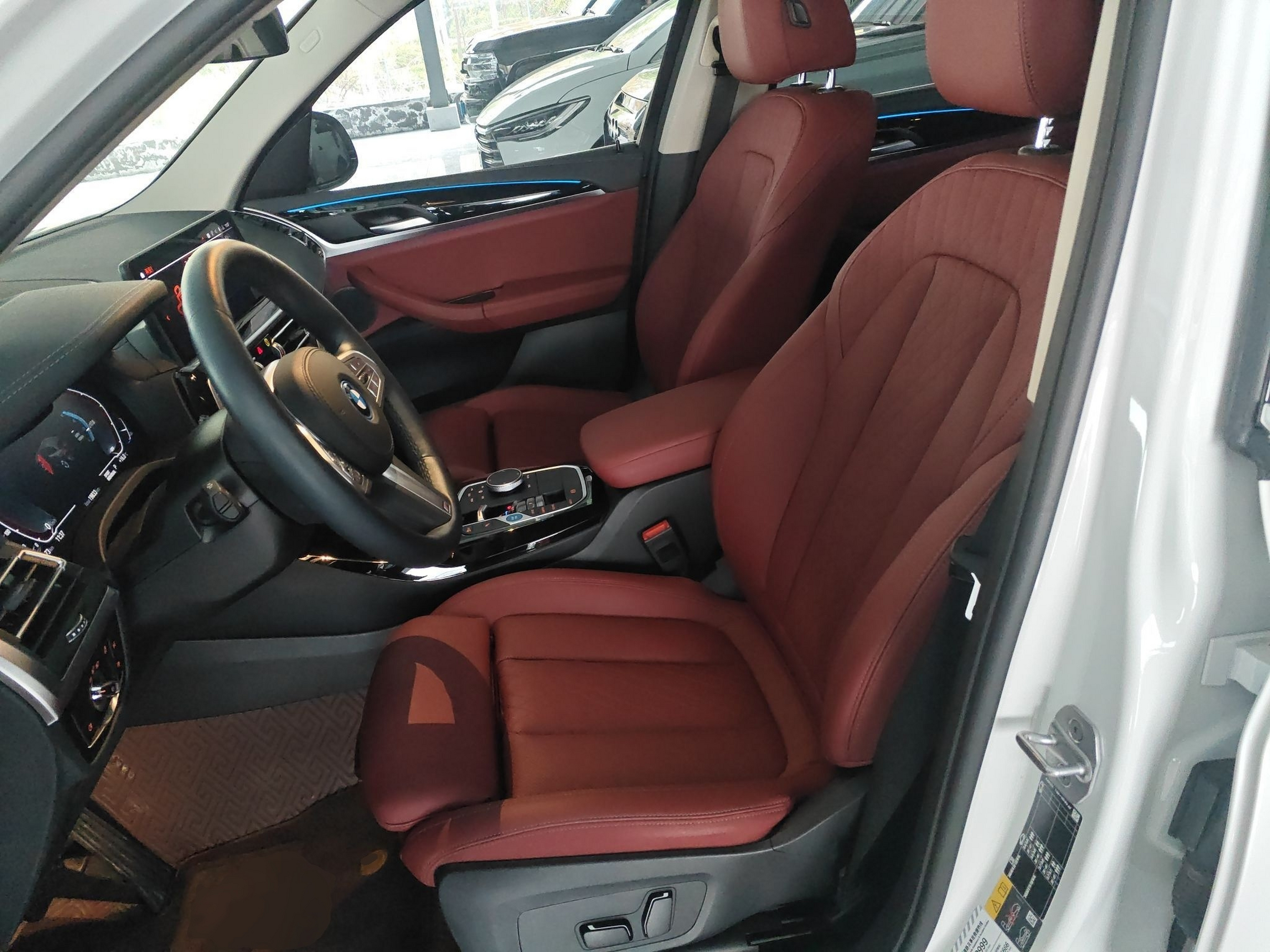 المقاعد الأمامية داخل السيارة