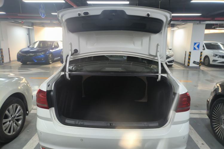 Used Volkswagen Lavida 2015 1.6L Manual Fashion Edition
