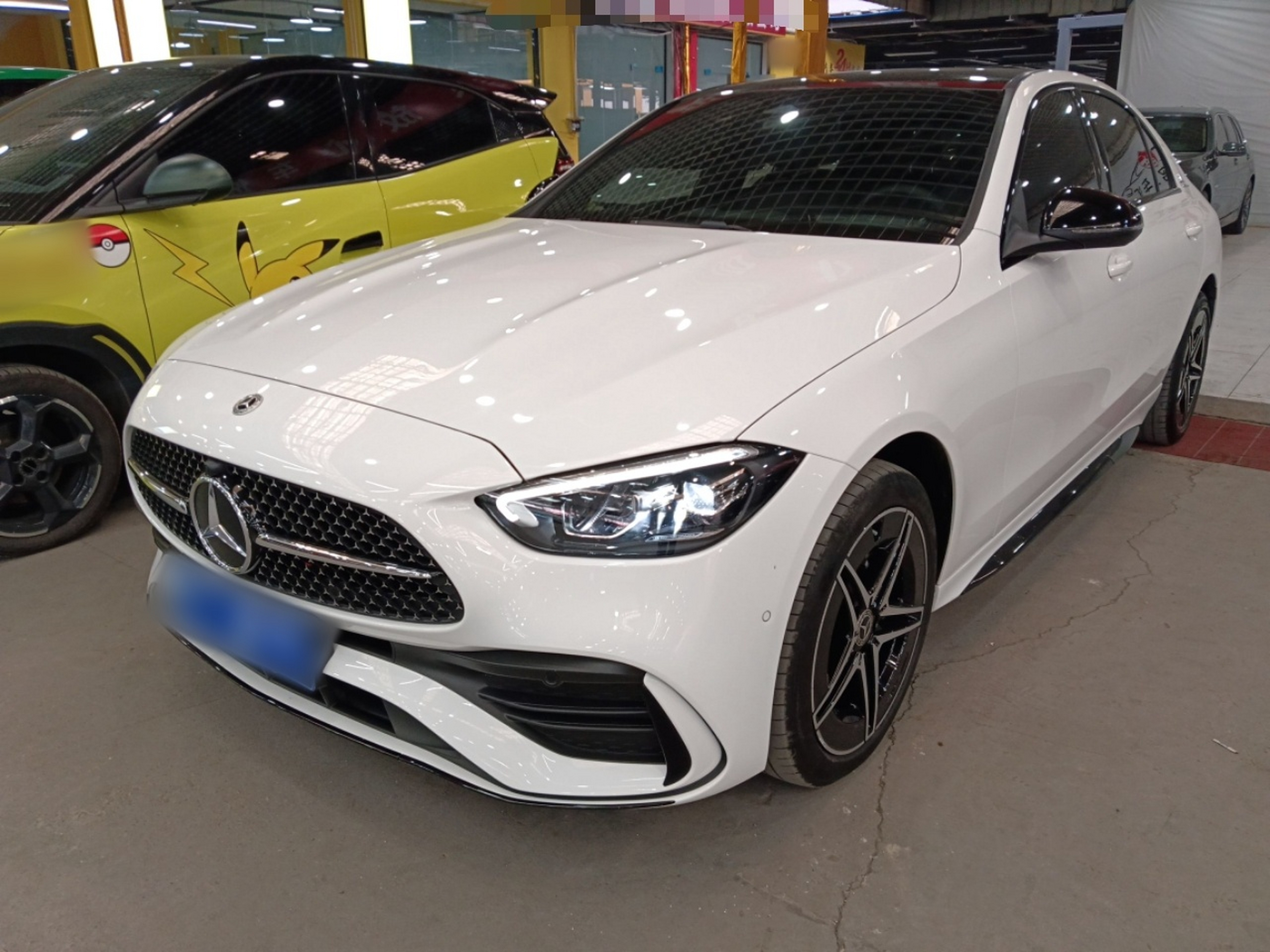 تحت مقدمة السيارة