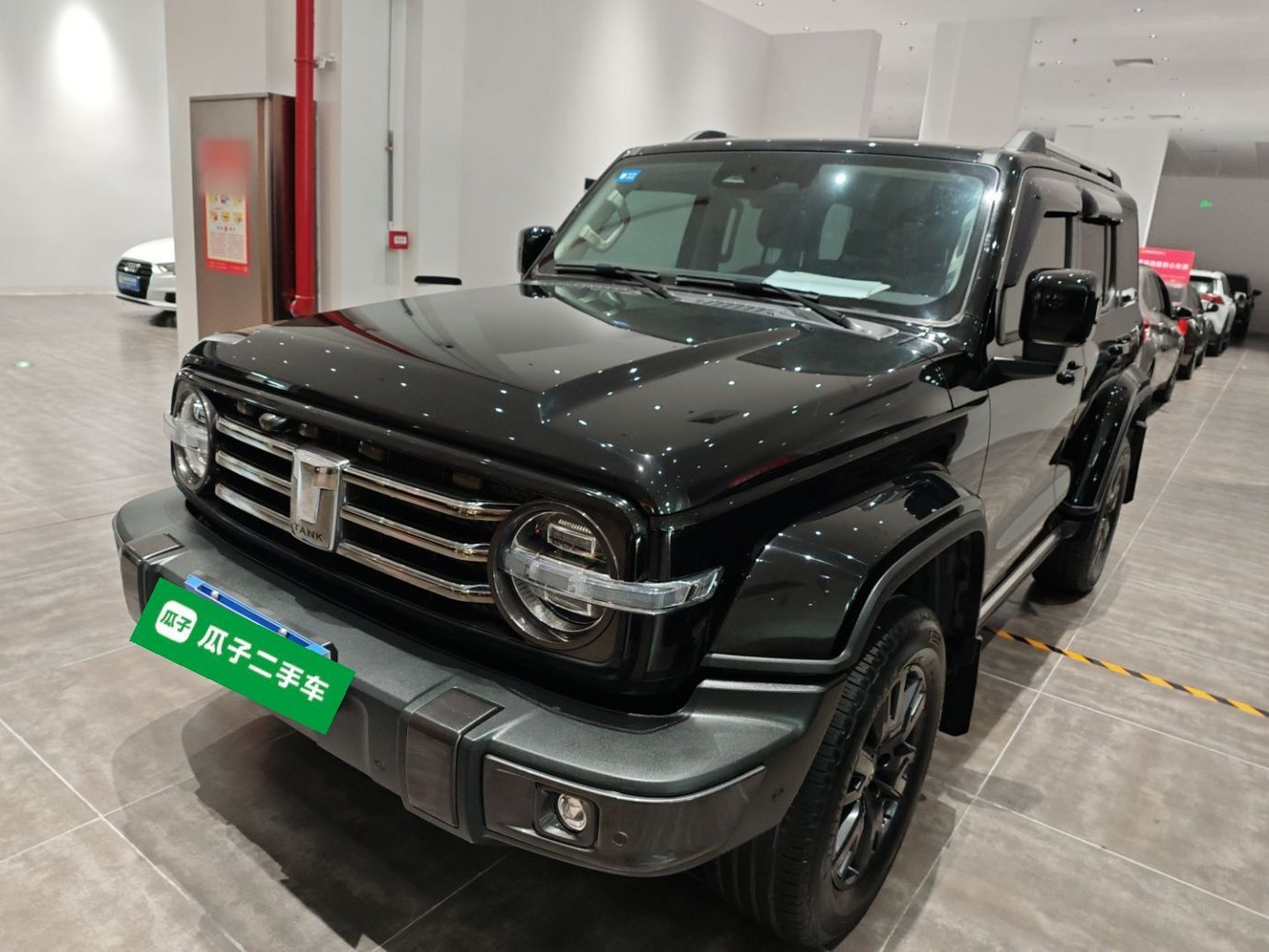 تحت مقدمة السيارة