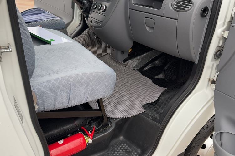 Used SAIC MAXUS Xintu V80 2021 2.0T Manual Classic City Delivery King Short Wheelbase Mid-Roof Design 3 Seats
