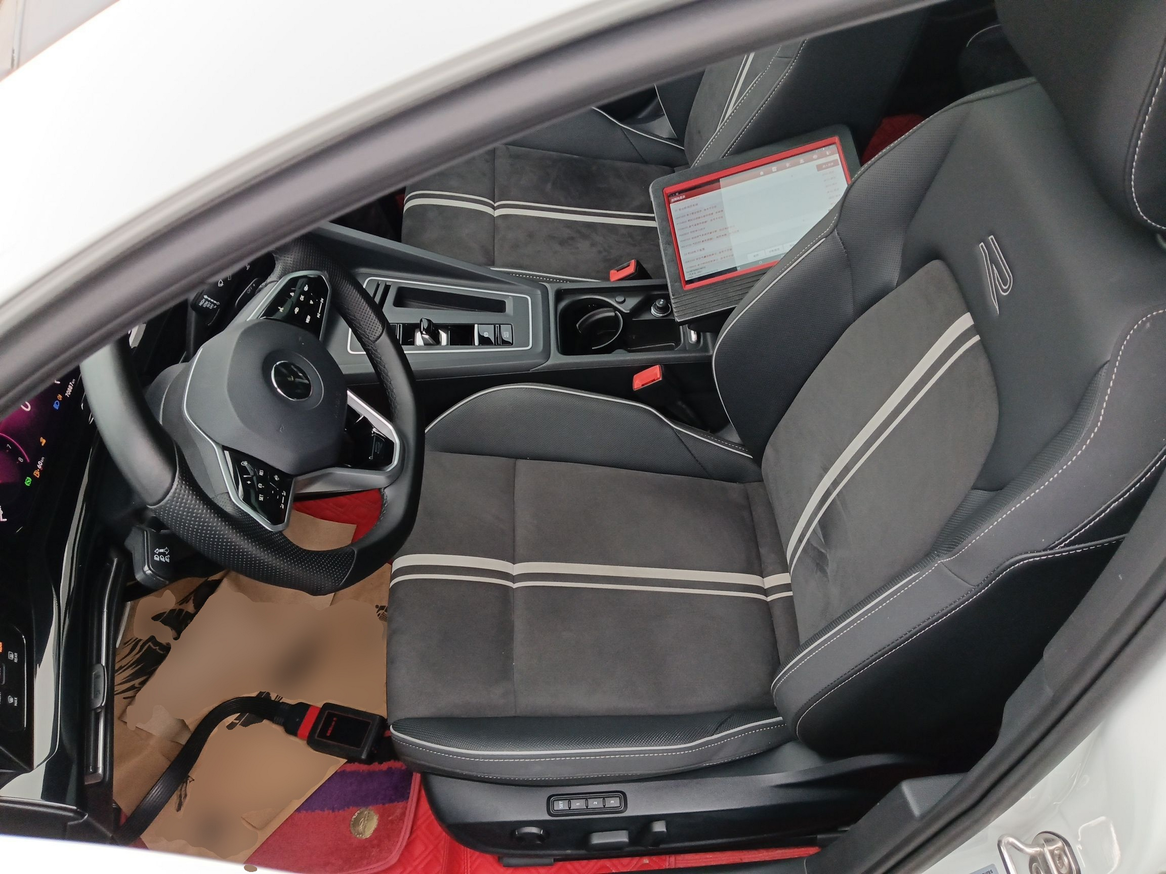 المقاعد الأمامية داخل السيارة