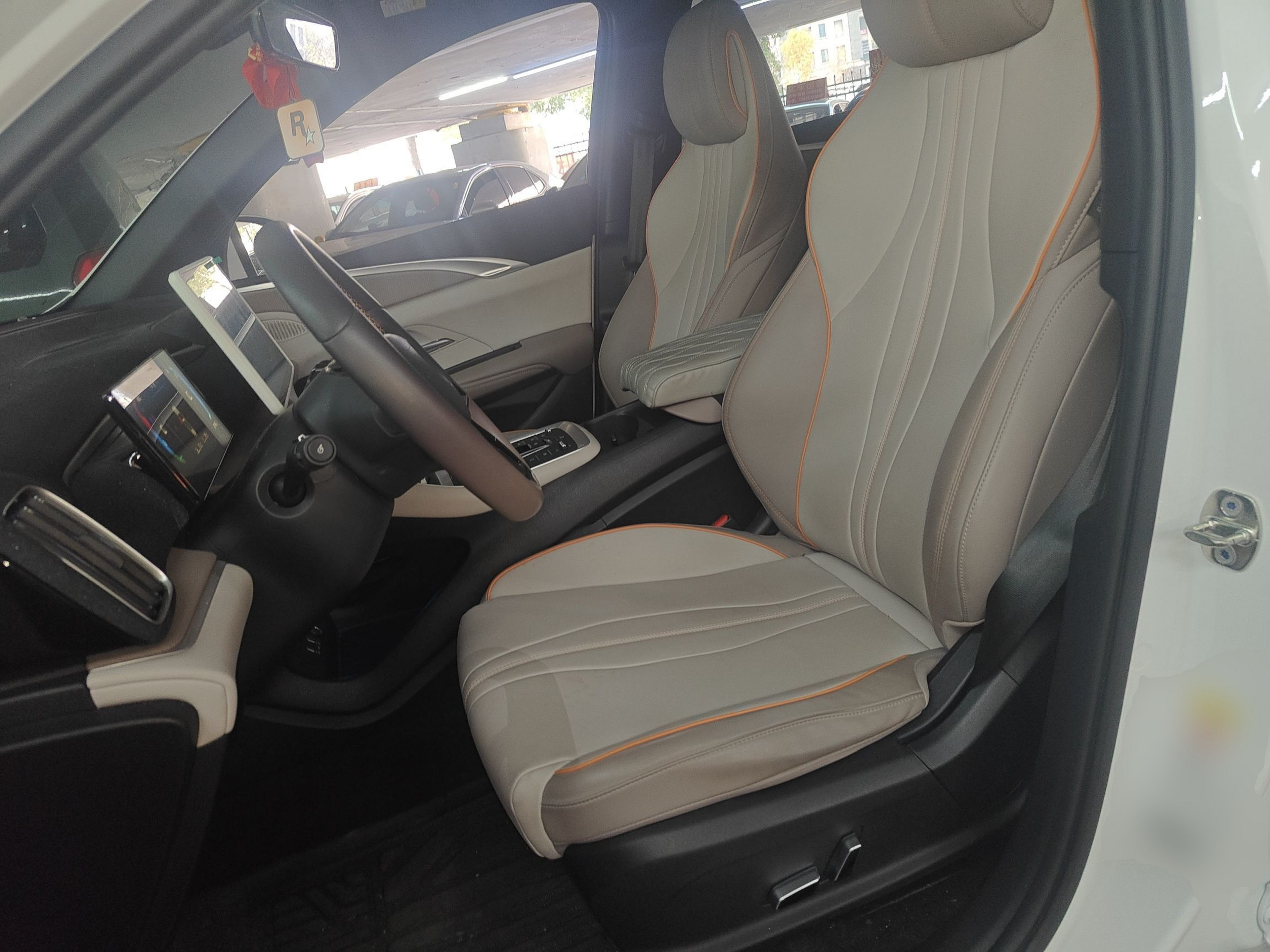 Переднее сиденье в автомобиле