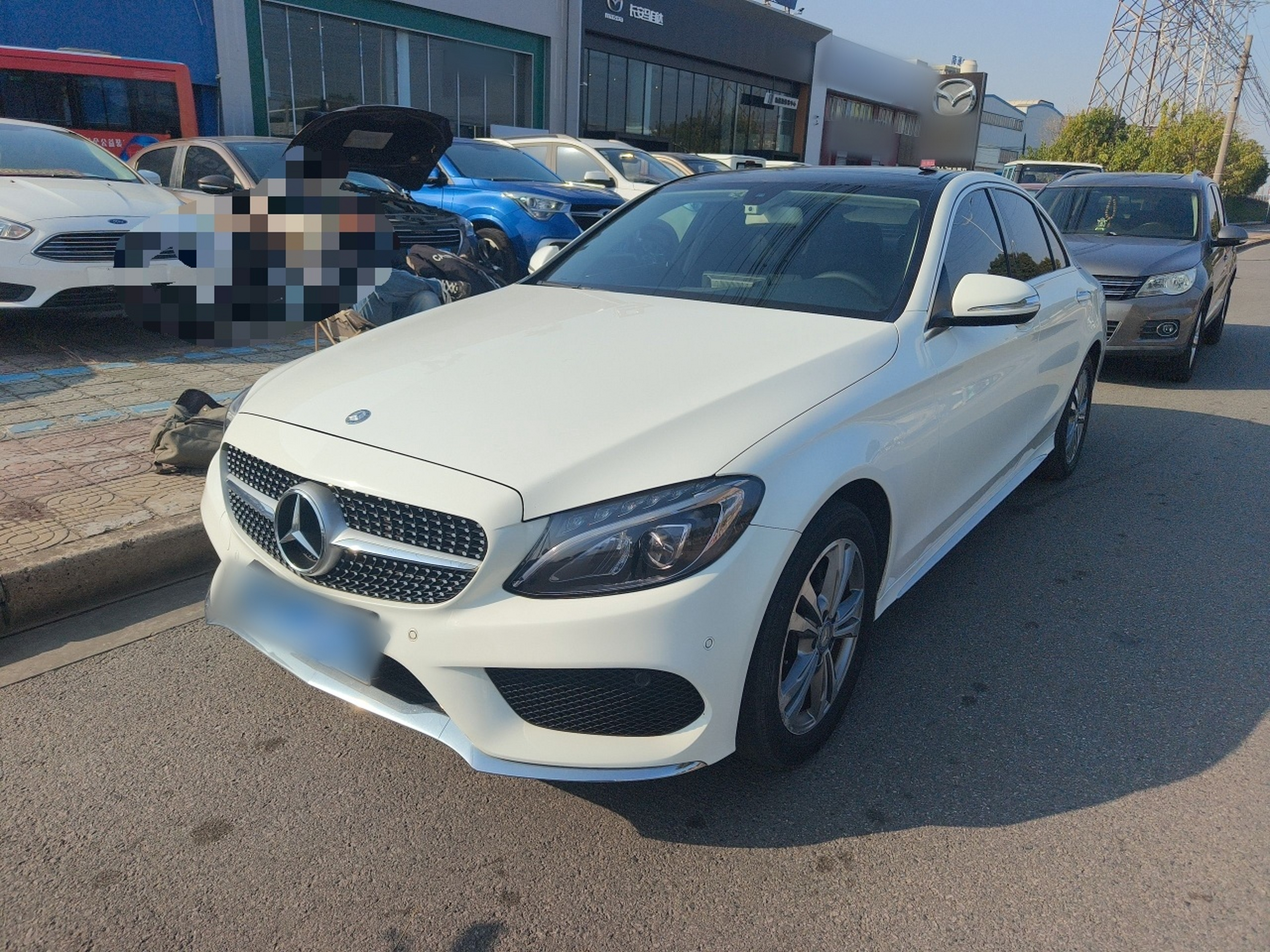 Под передней частью автомобиля