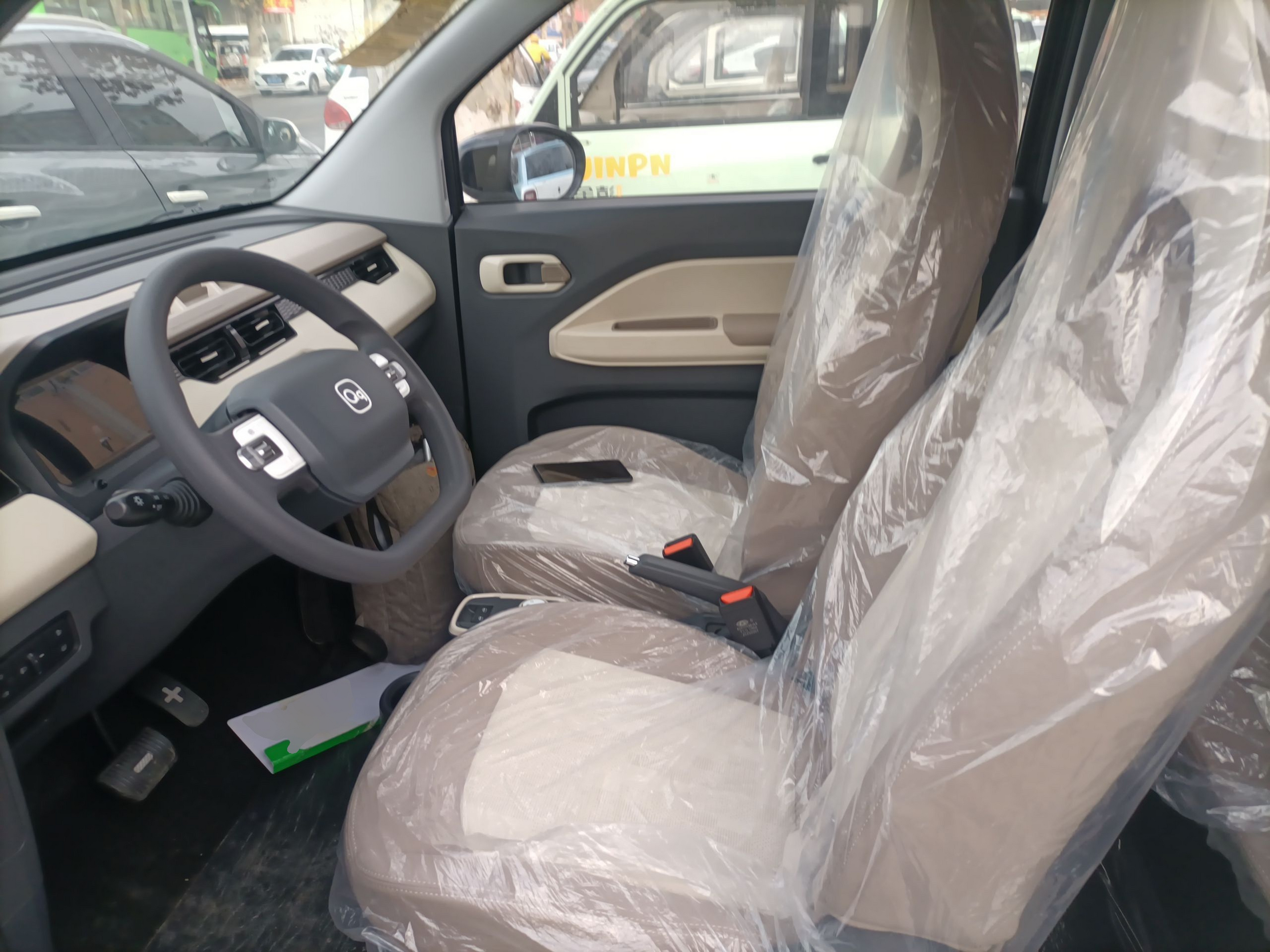 المقاعد الأمامية داخل السيارة