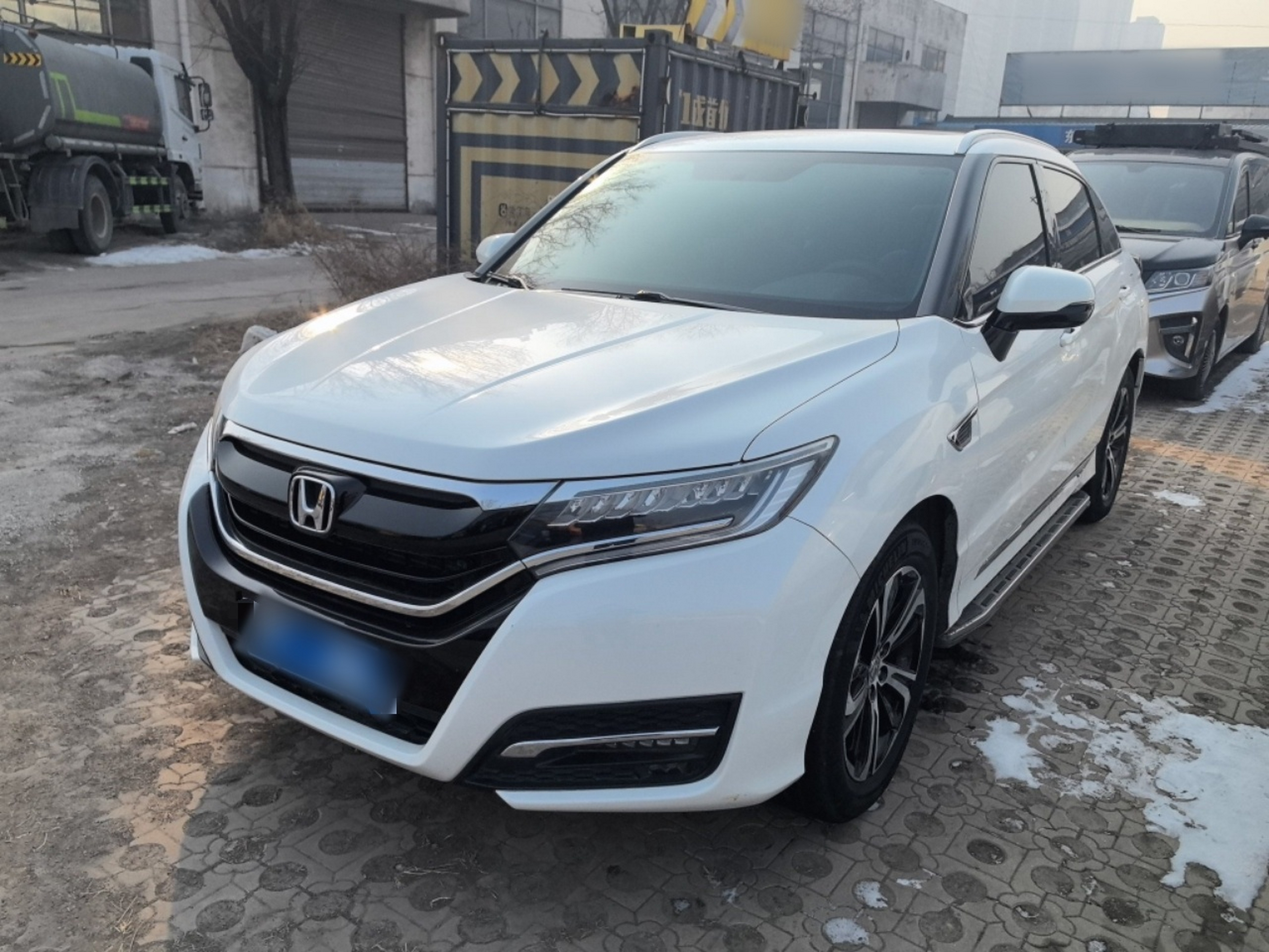 تحت مقدمة السيارة