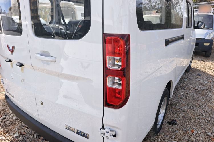 Used Wuling Yangguang 2024 300KM Comfort Version Passenger Van 75kW