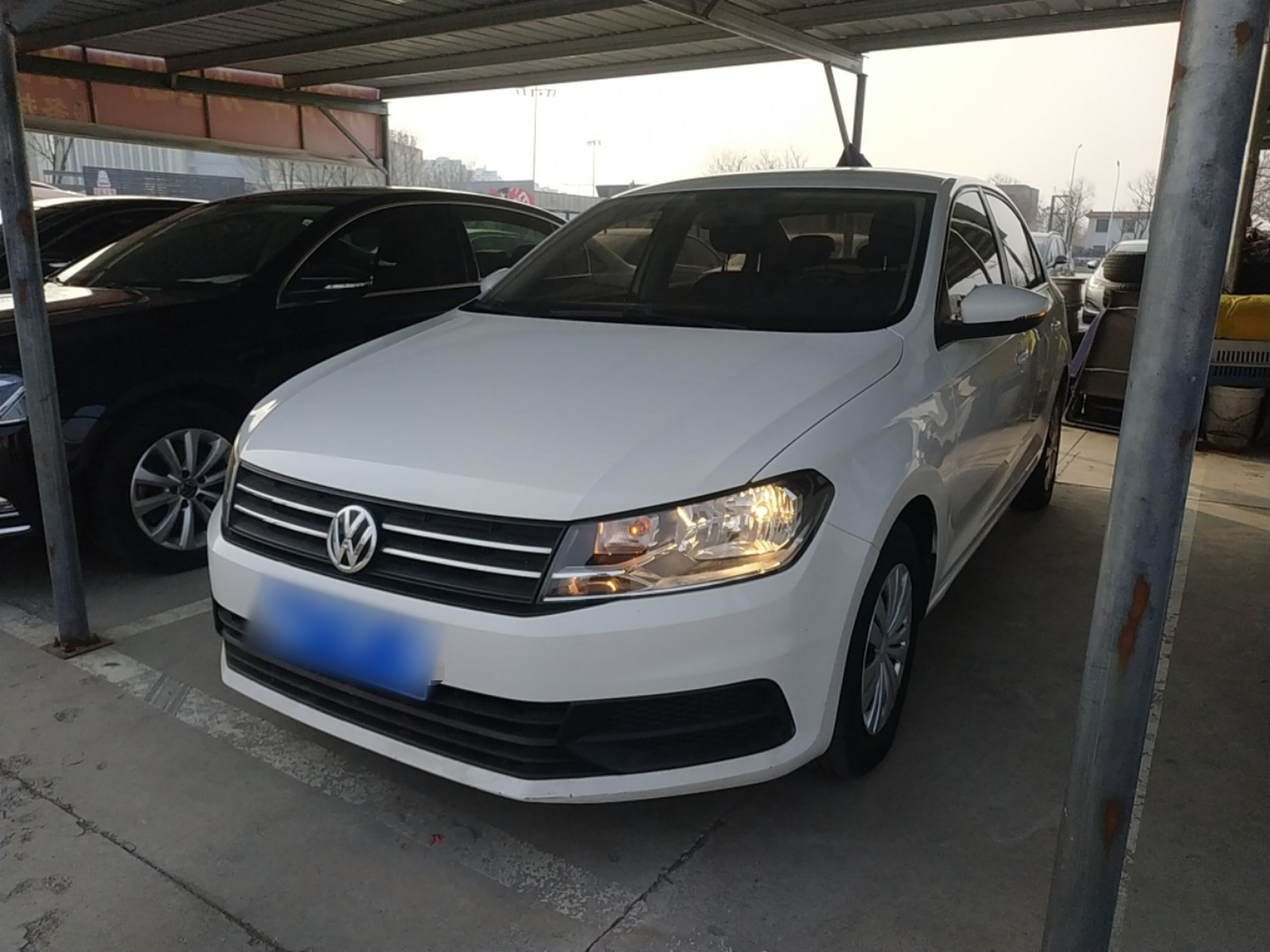 تحت مقدمة السيارة