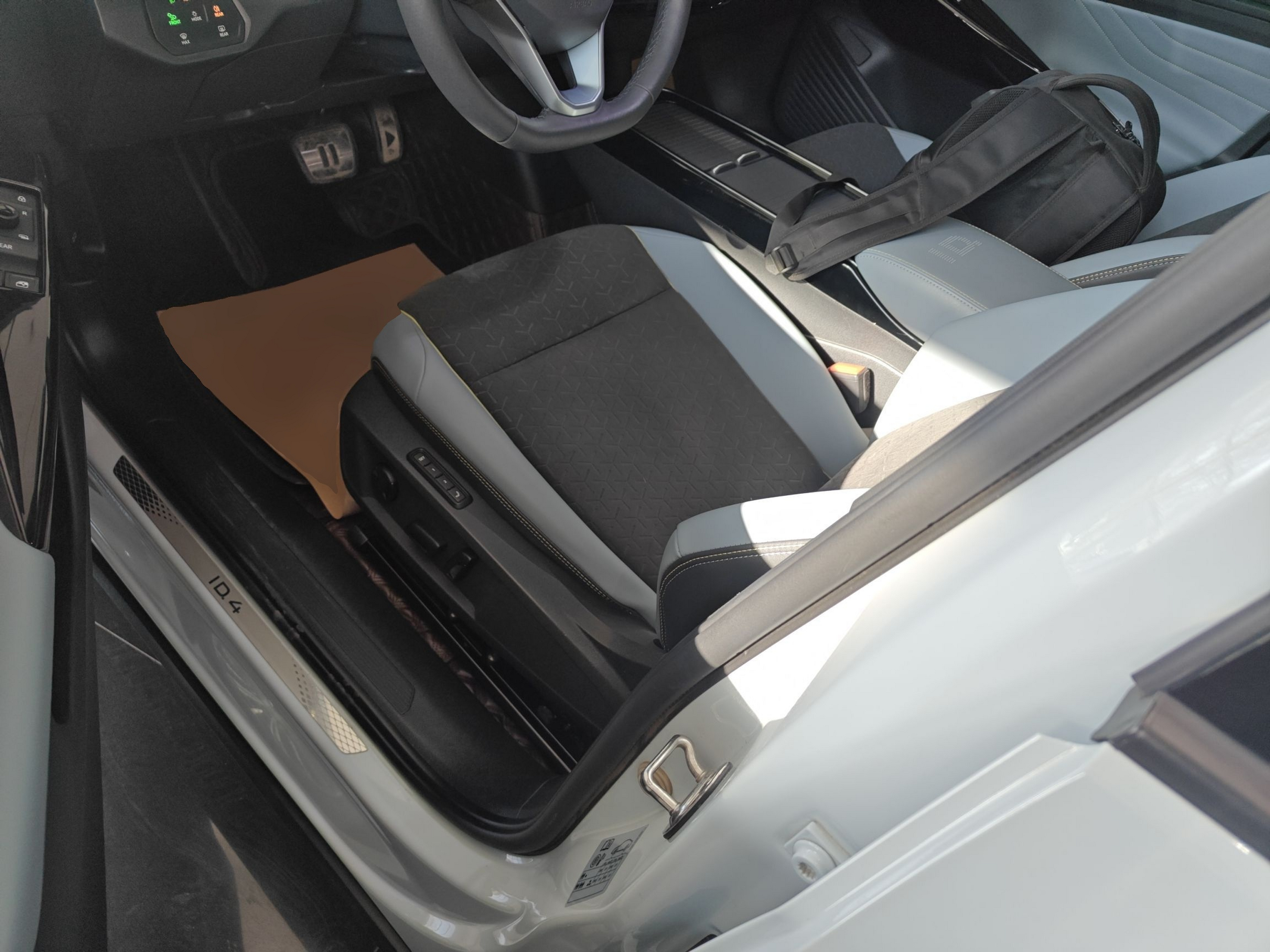 المقاعد الأمامية داخل السيارة