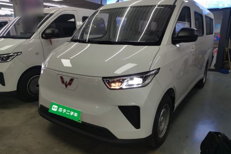 Used Wuling Yangguang 2024 300KM Comfort Version Passenger Van 75kW