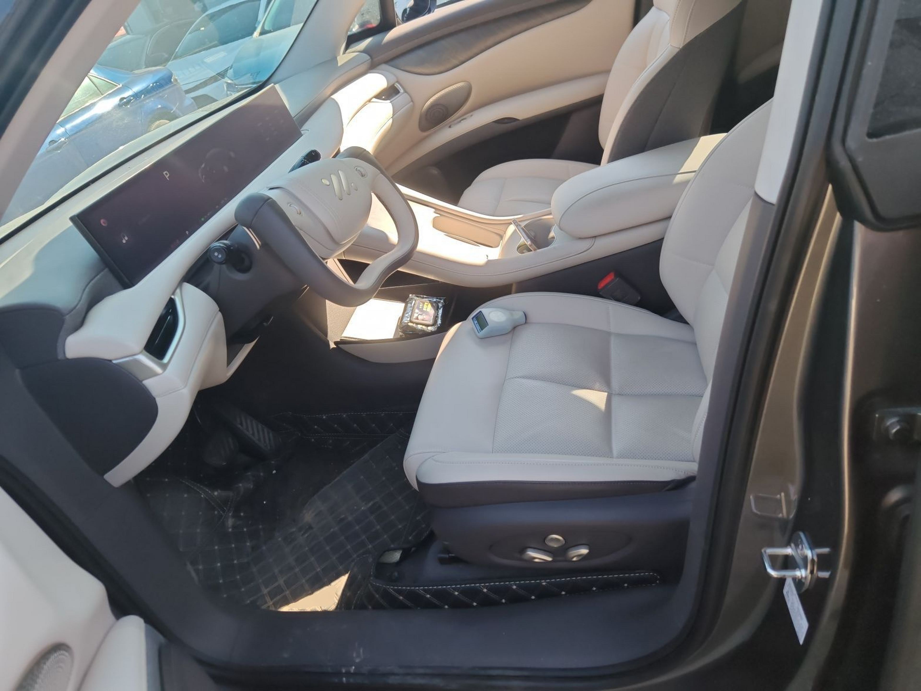 Переднее сиденье в автомобиле