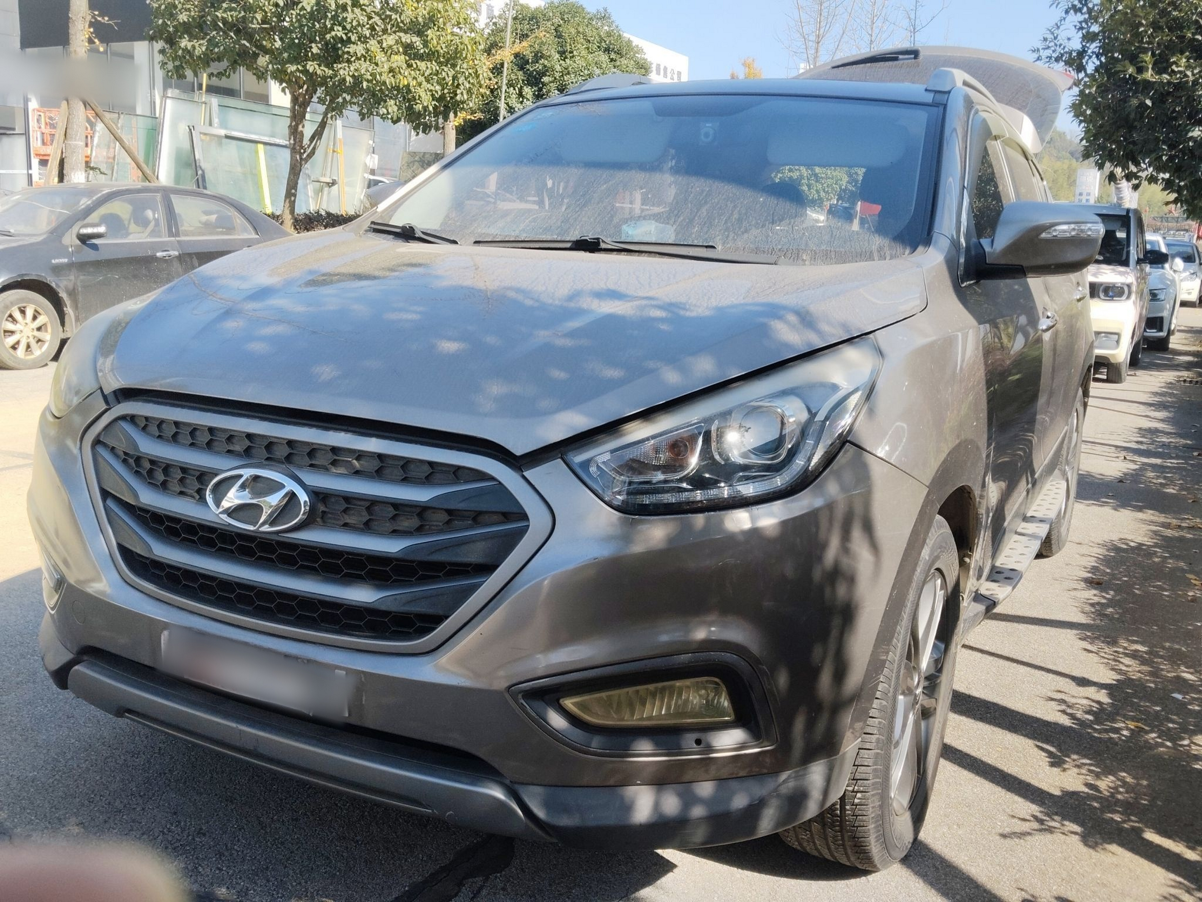 Под передней частью автомобиля