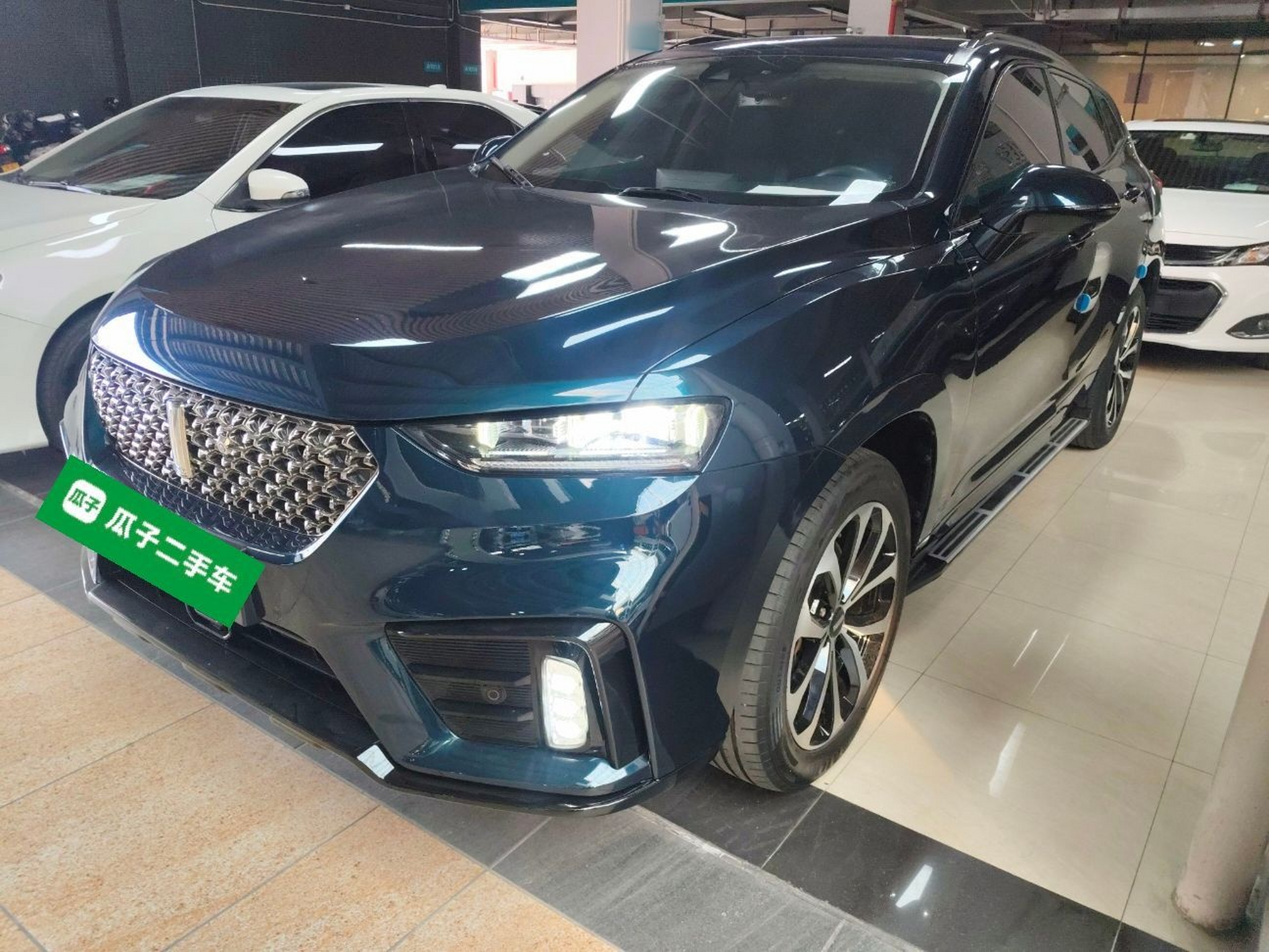 تحت مقدمة السيارة