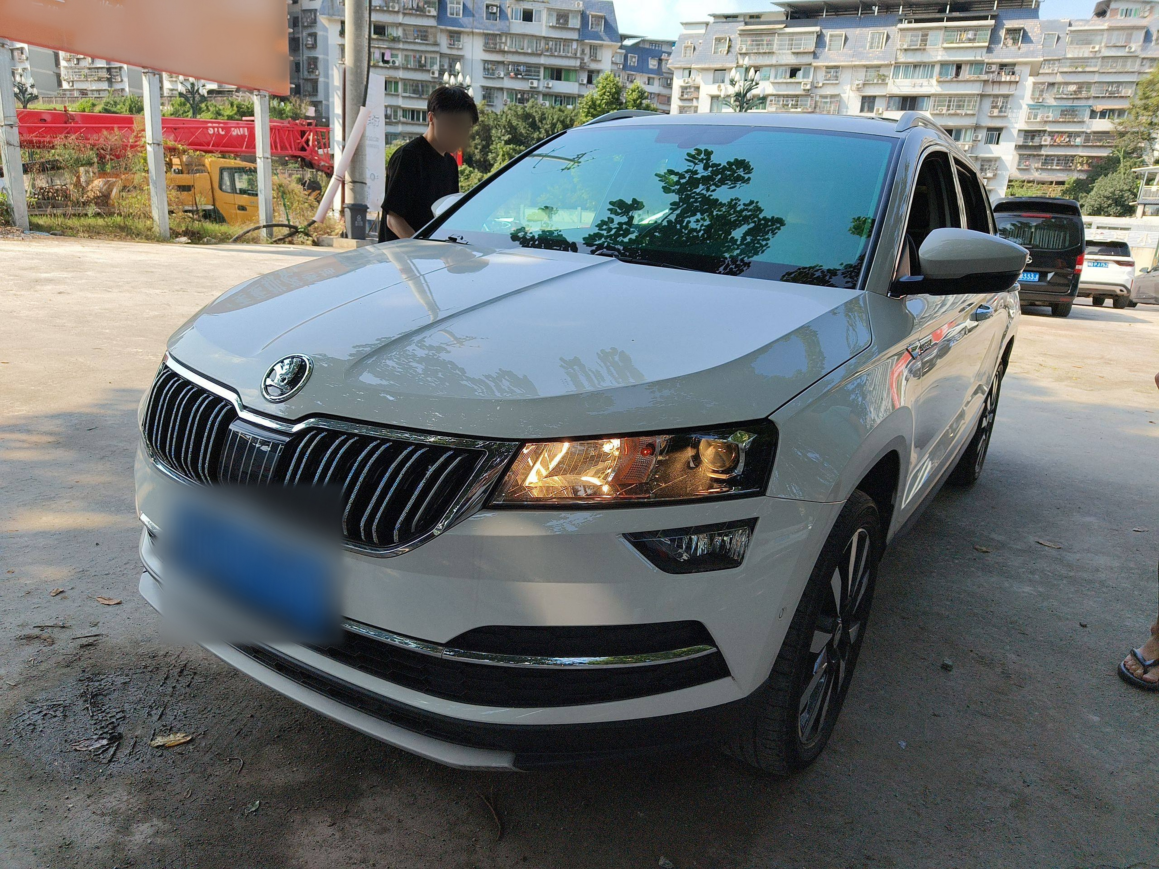 تحت مقدمة السيارة