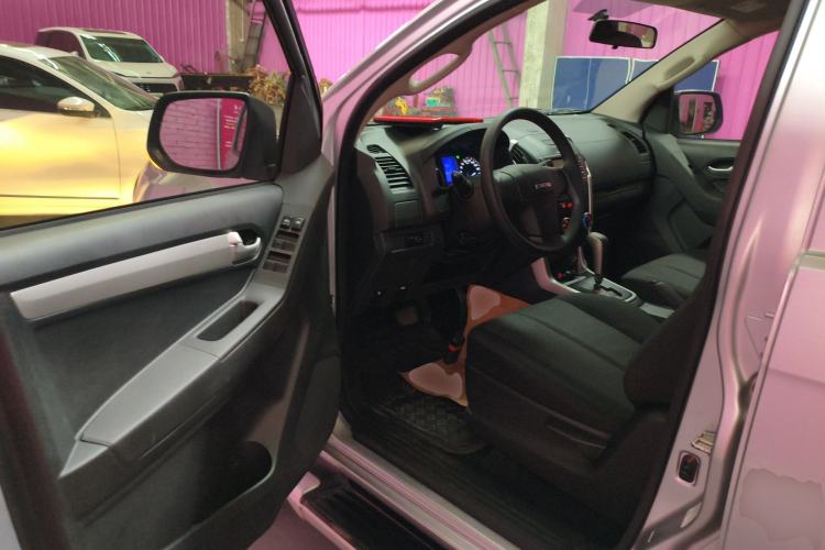 Used Isuzu D-MAX 2015 2.5T Two-Wheel Drive Automatic High-Performance Elite Version 4JK1