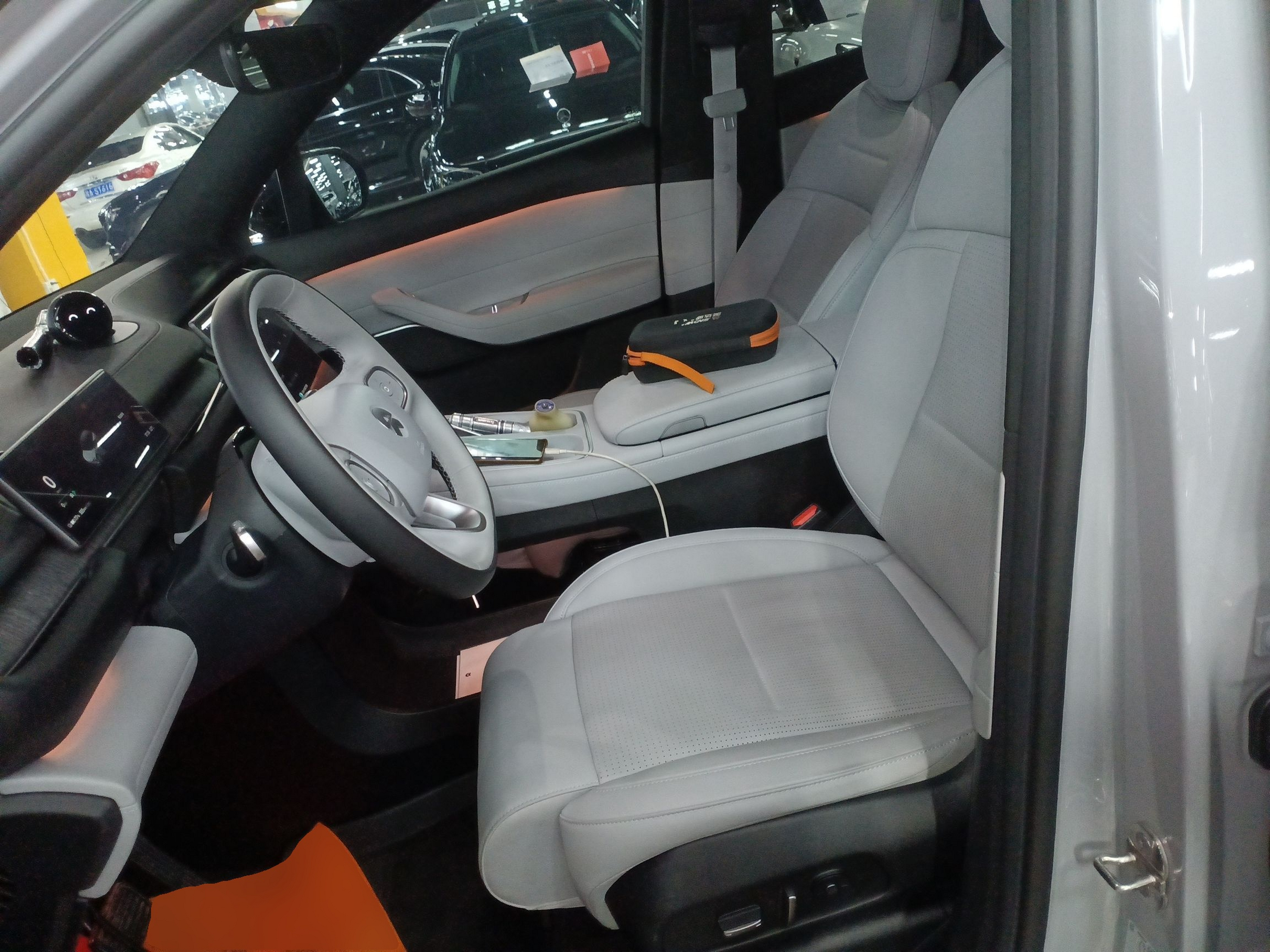 المقاعد الأمامية داخل السيارة