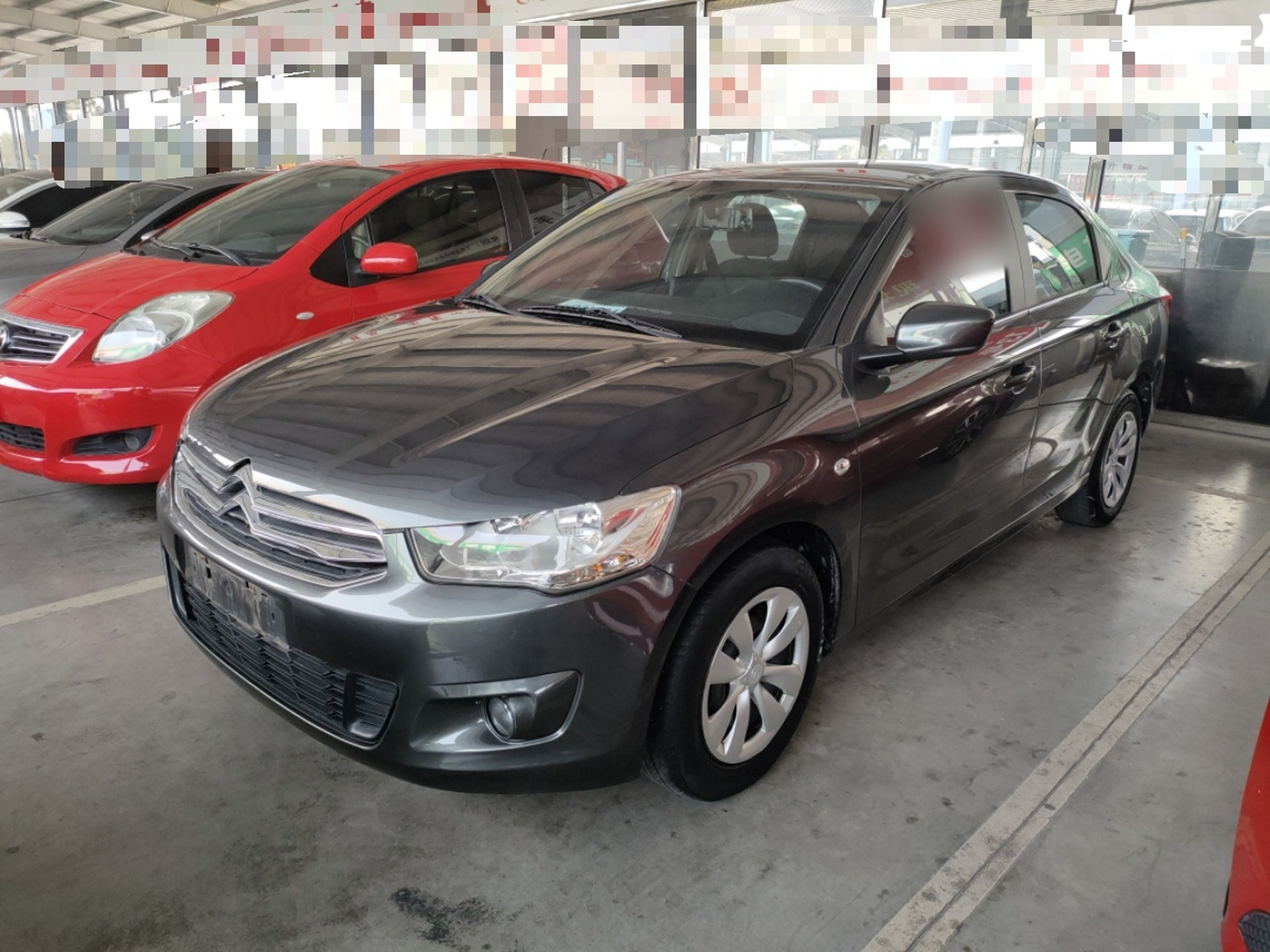 تحت مقدمة السيارة