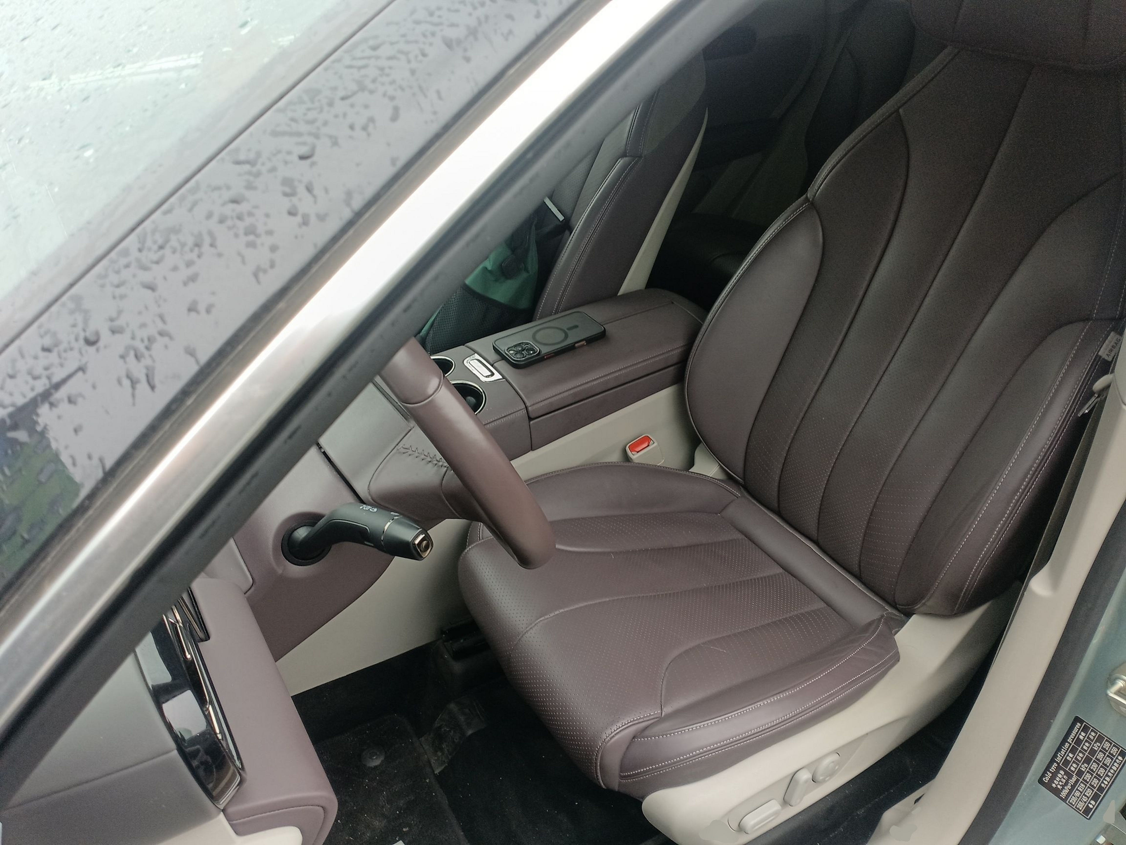 المقاعد الأمامية داخل السيارة