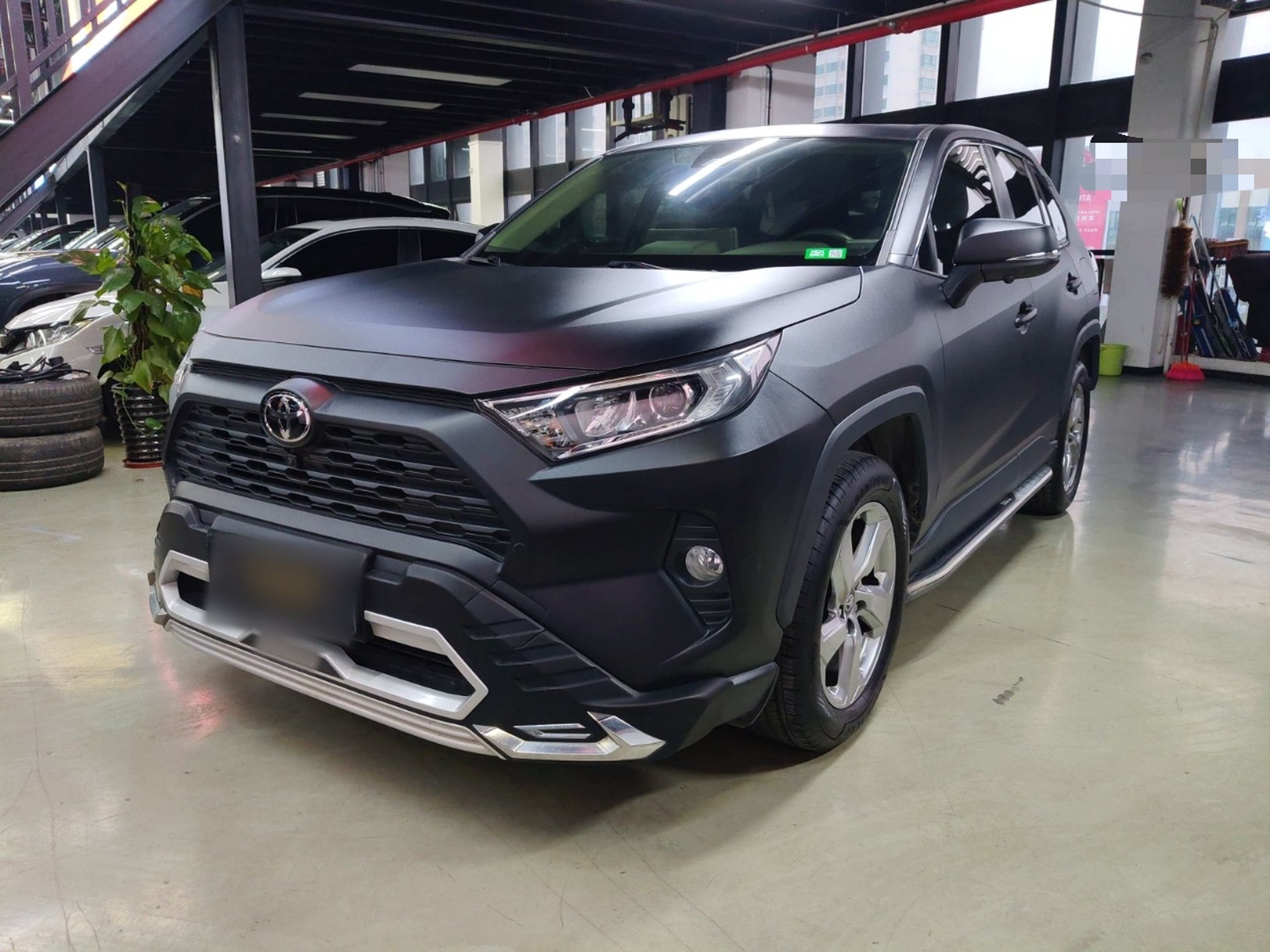 Под передней частью автомобиля