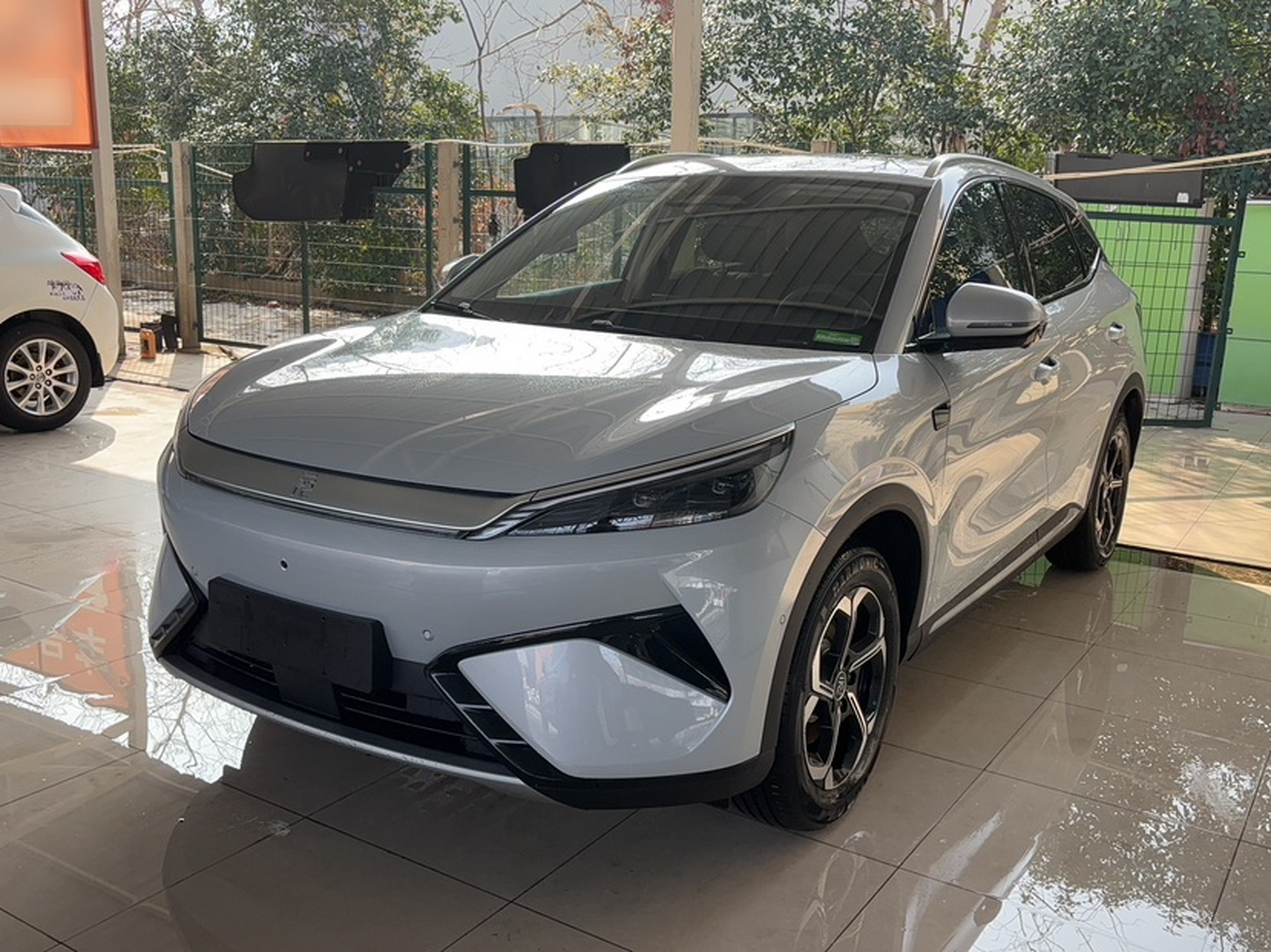 Под передней частью автомобиля