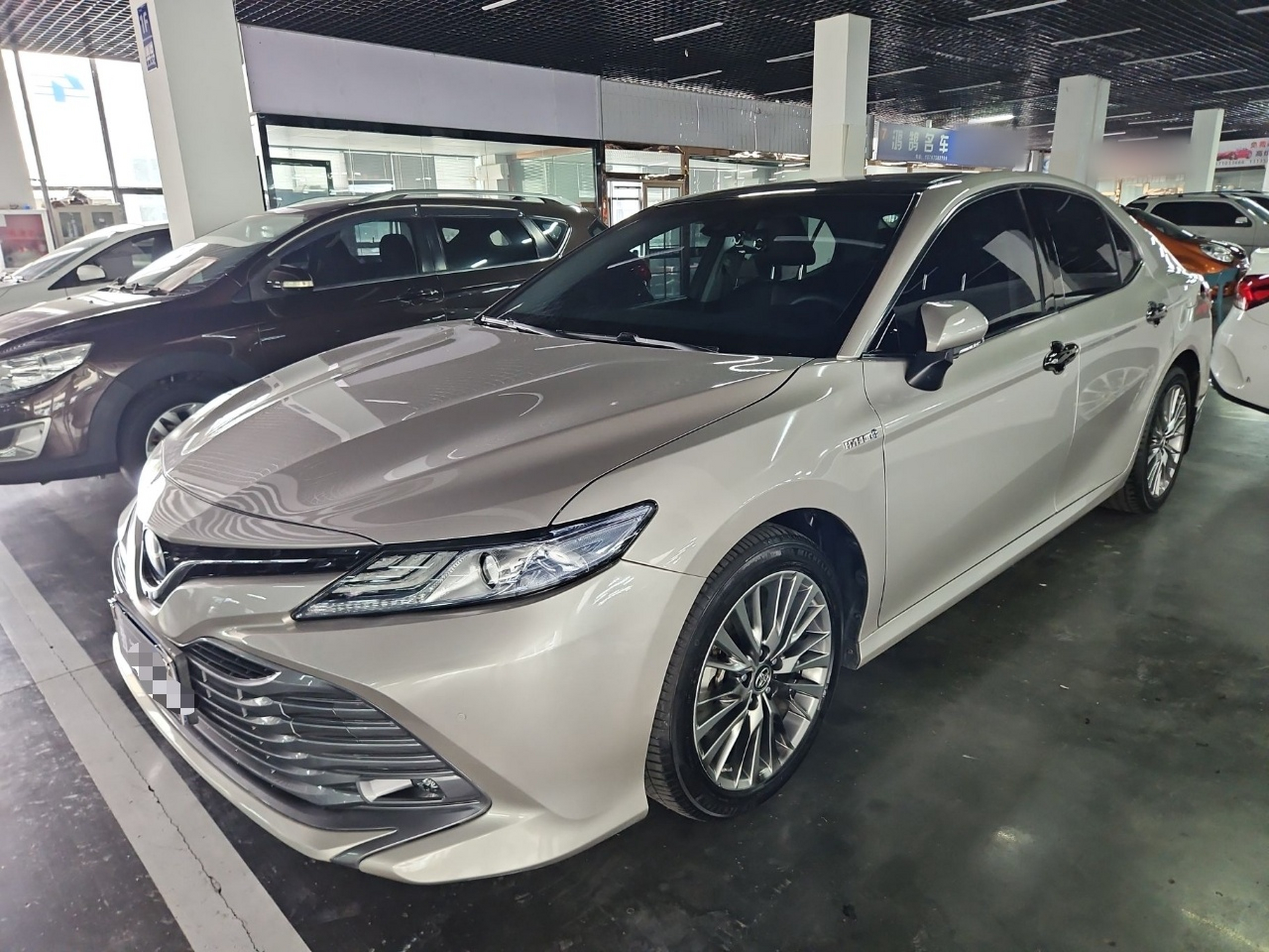 Под передней частью автомобиля