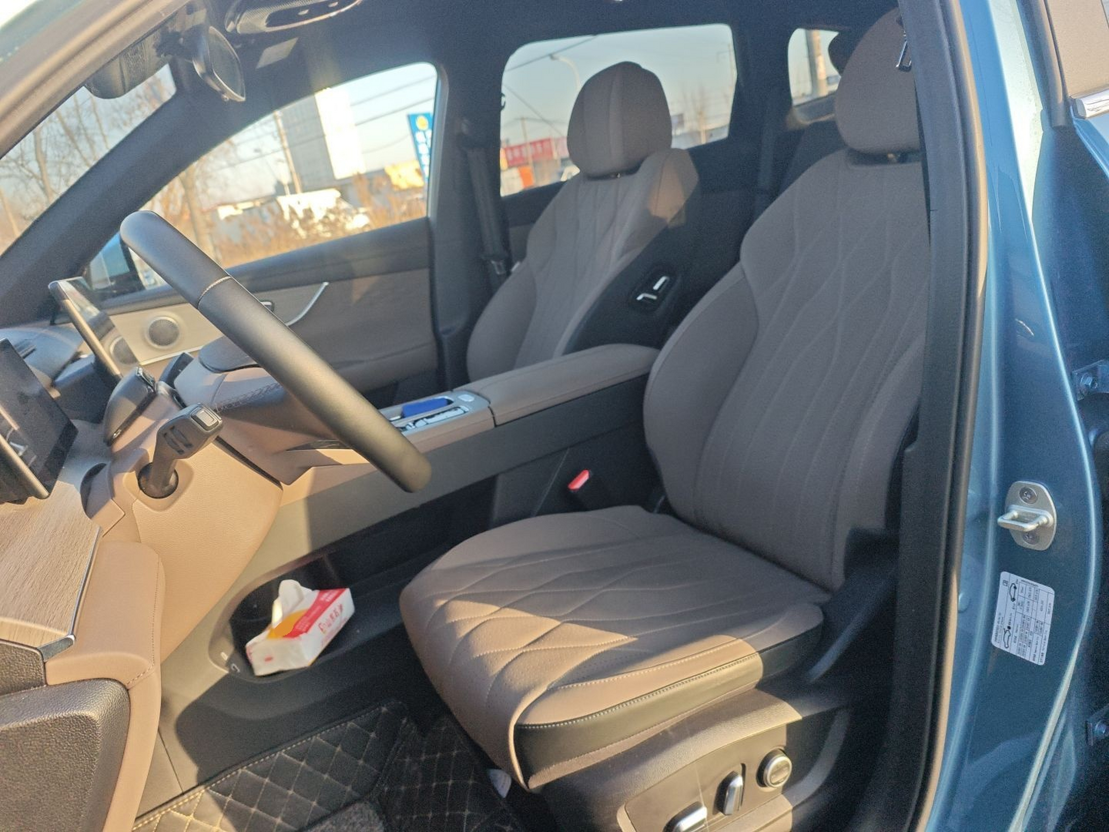 المقاعد الأمامية داخل السيارة