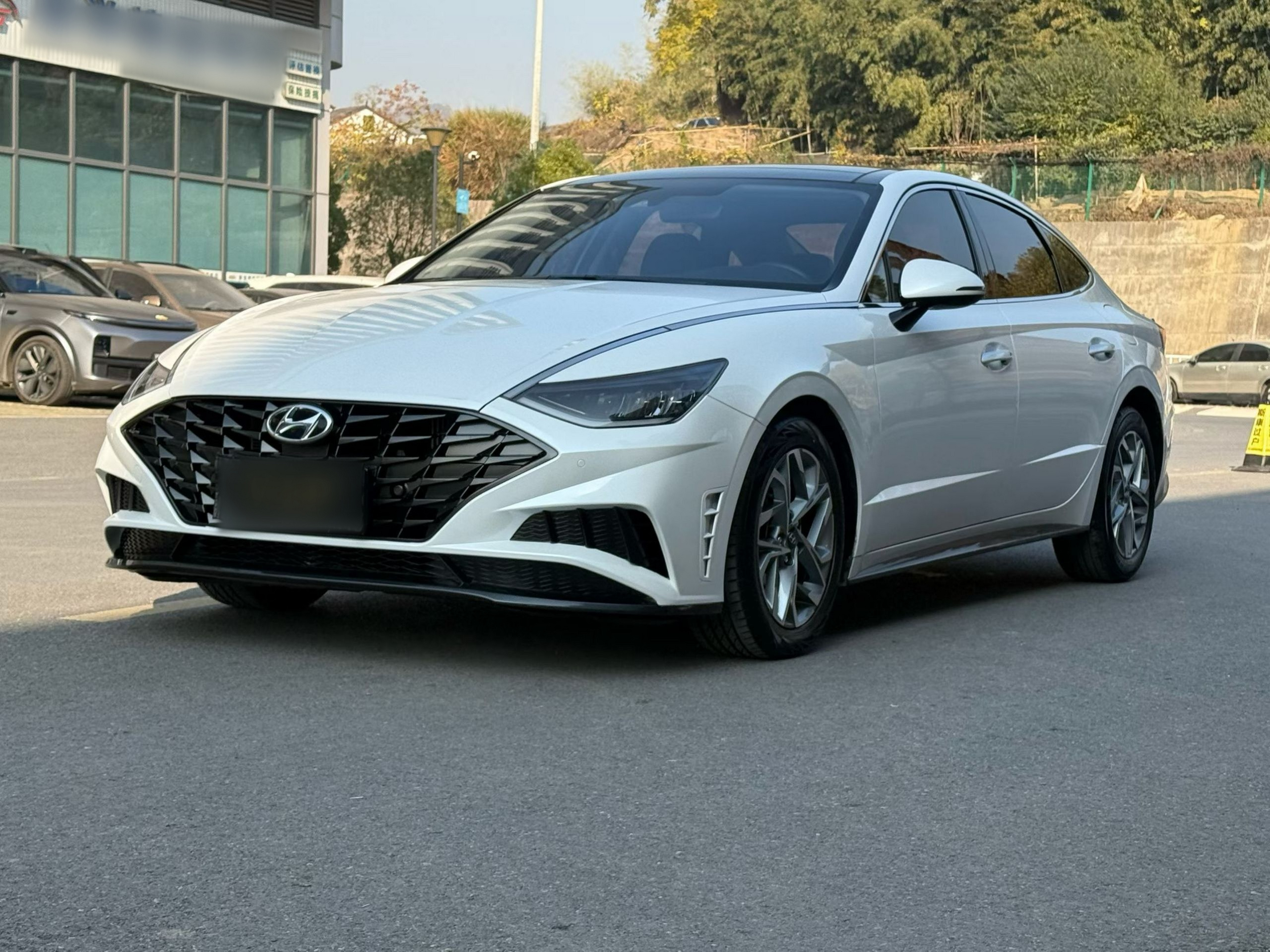 Под передней частью автомобиля