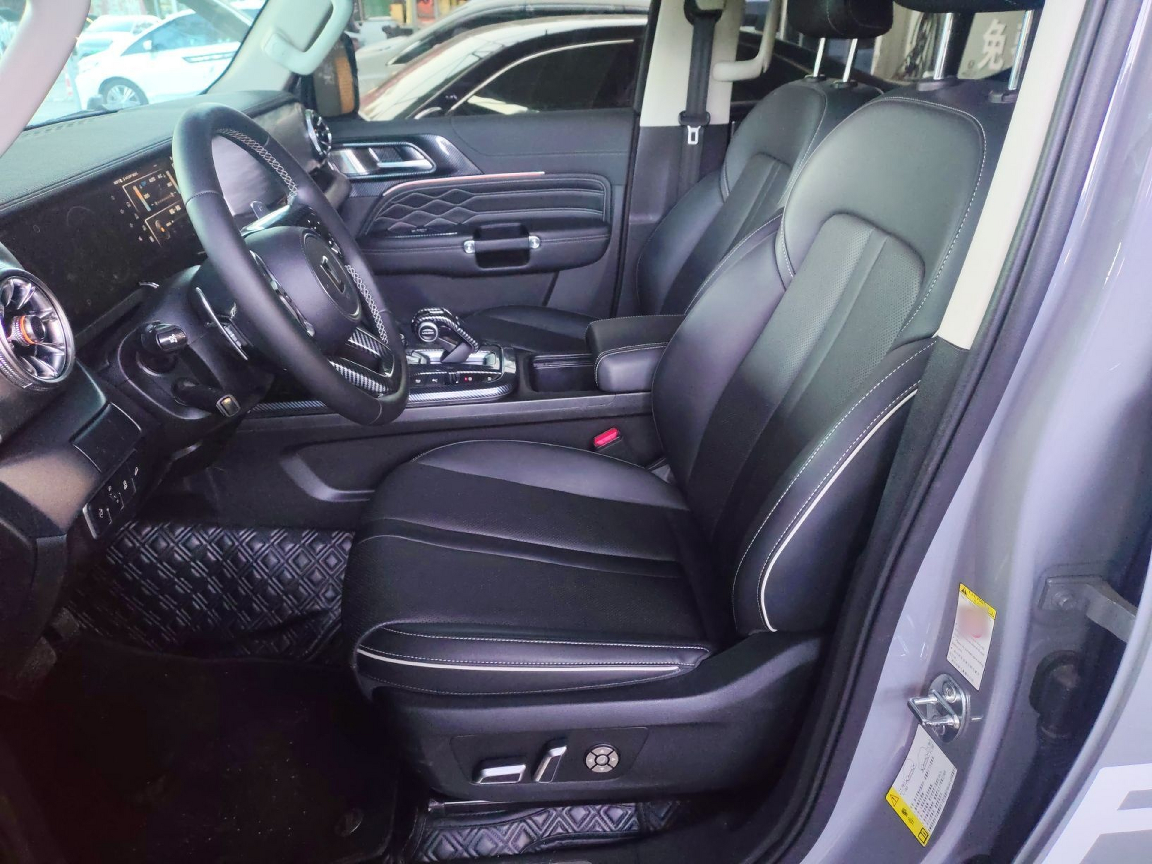 المقاعد الأمامية داخل السيارة