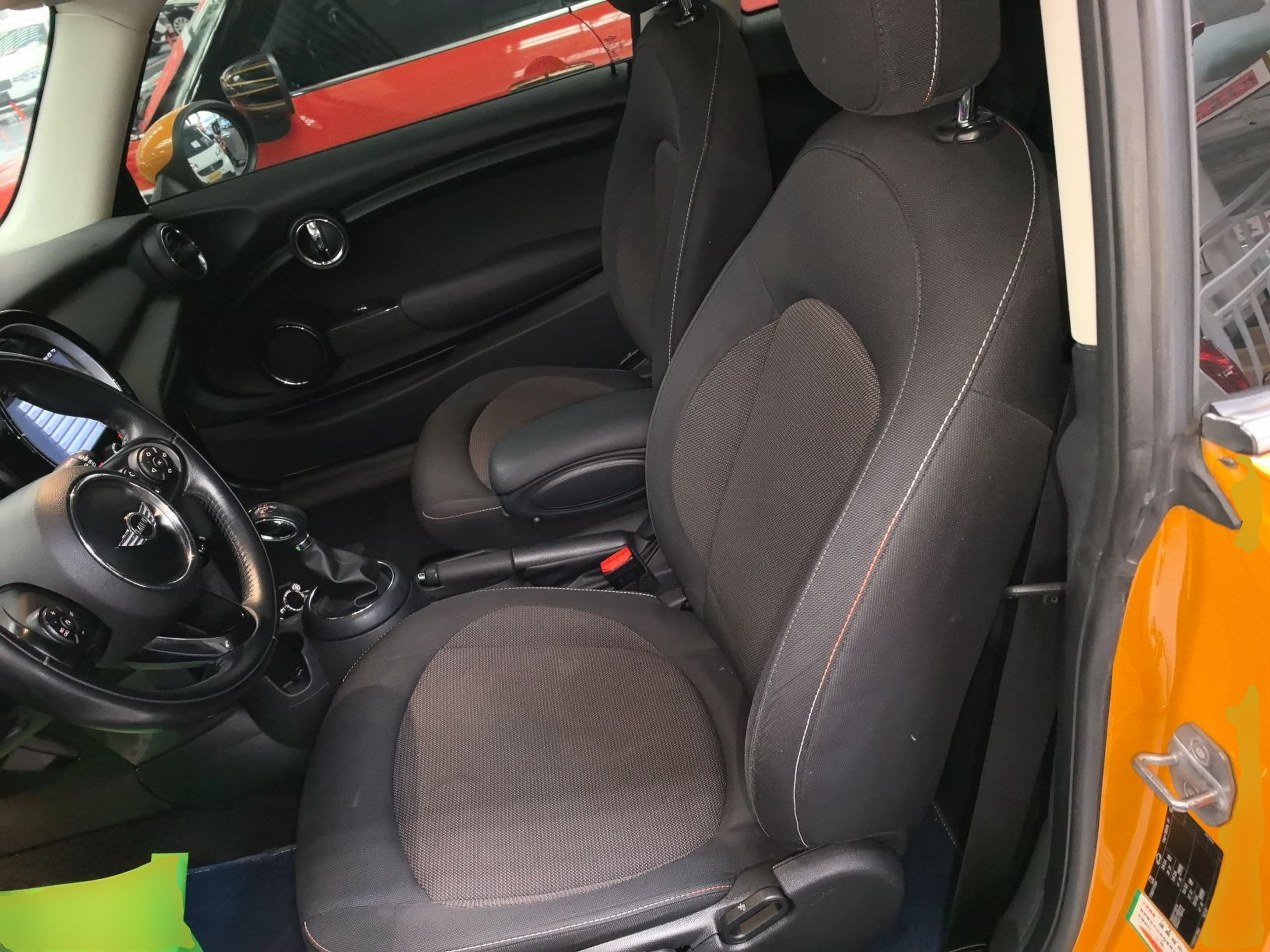 Переднее сиденье в автомобиле