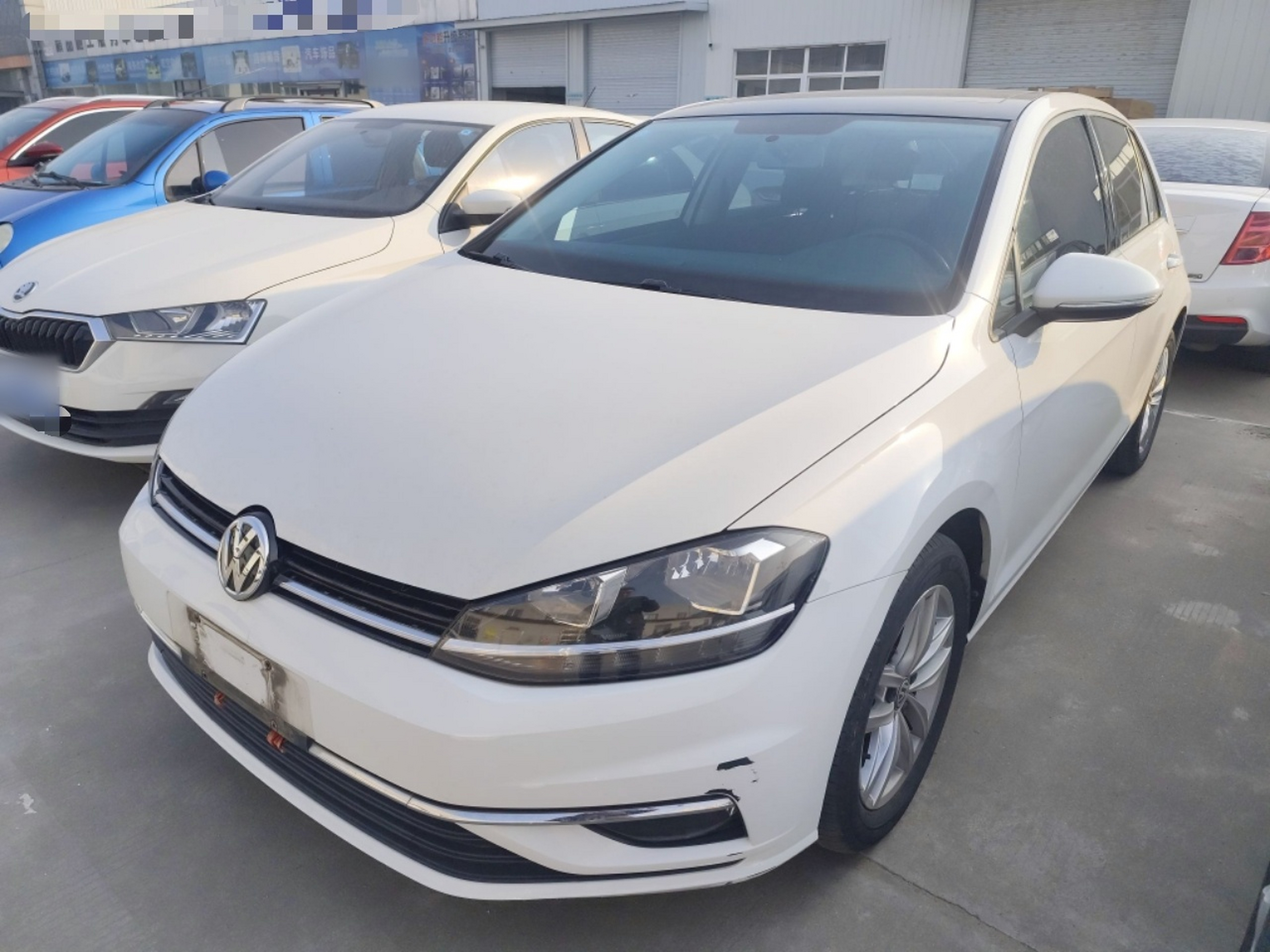 تحت مقدمة السيارة