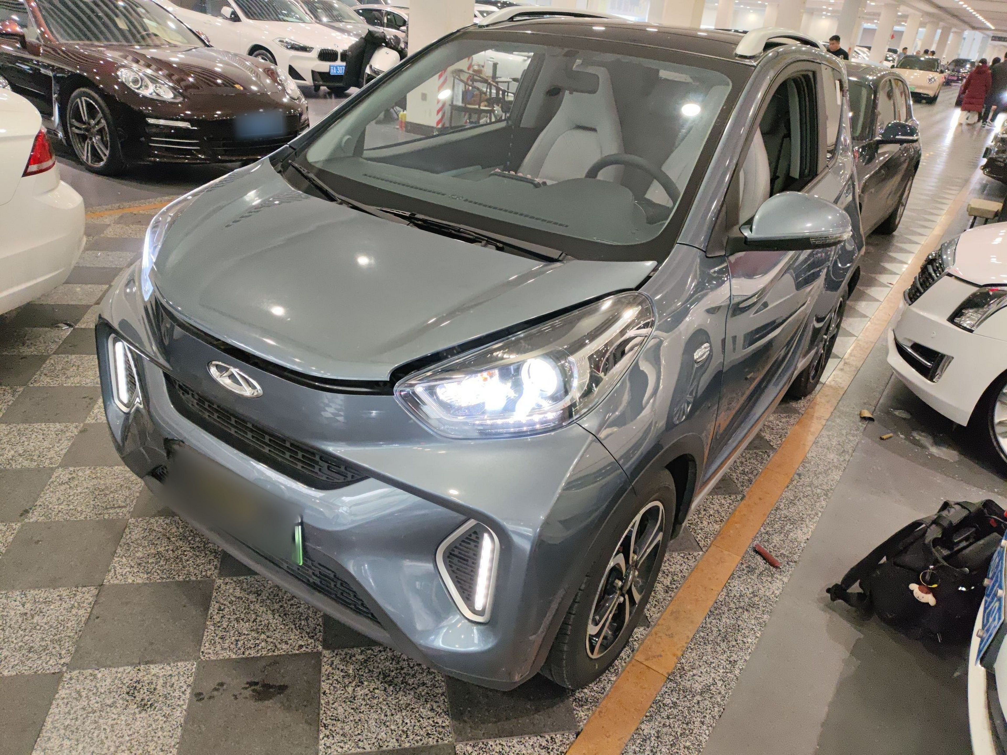 Под передней частью автомобиля