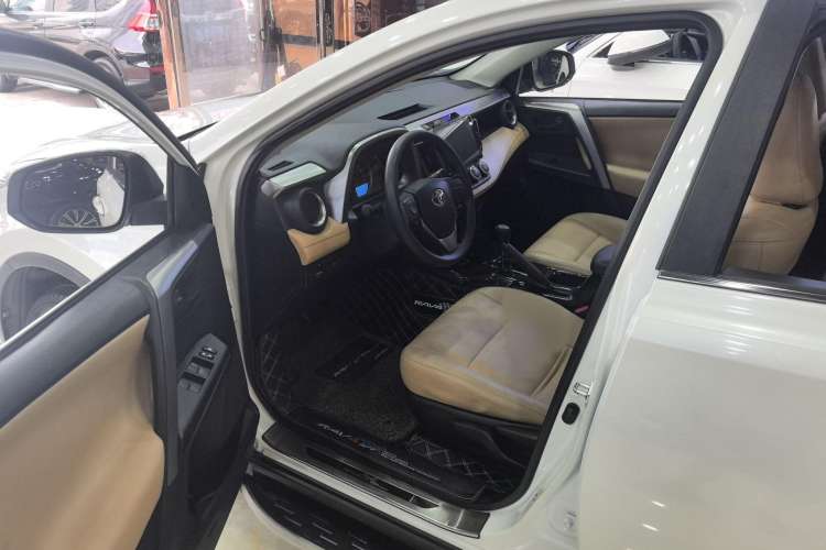 Used Toyota RAV4 2016 2.0L CVT Two-Wheel Drive Urban Edition China V Standard
