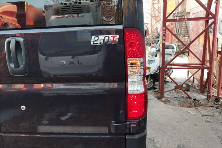 Used  Yufeng 2023 V9+ 2.0T Automatic Front-Wheel-Drive Short Wheelbase Mid-Roof Design—5/6-Seater
