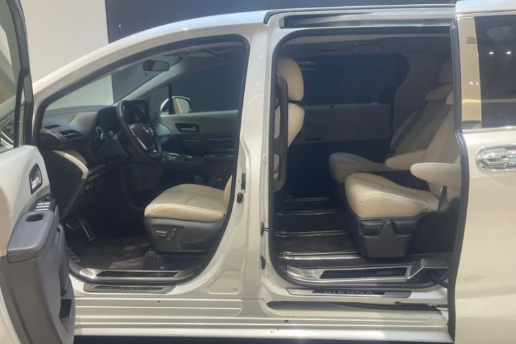 Used Toyota Sienna 2023 2.5L Hybrid Comfort Edition
