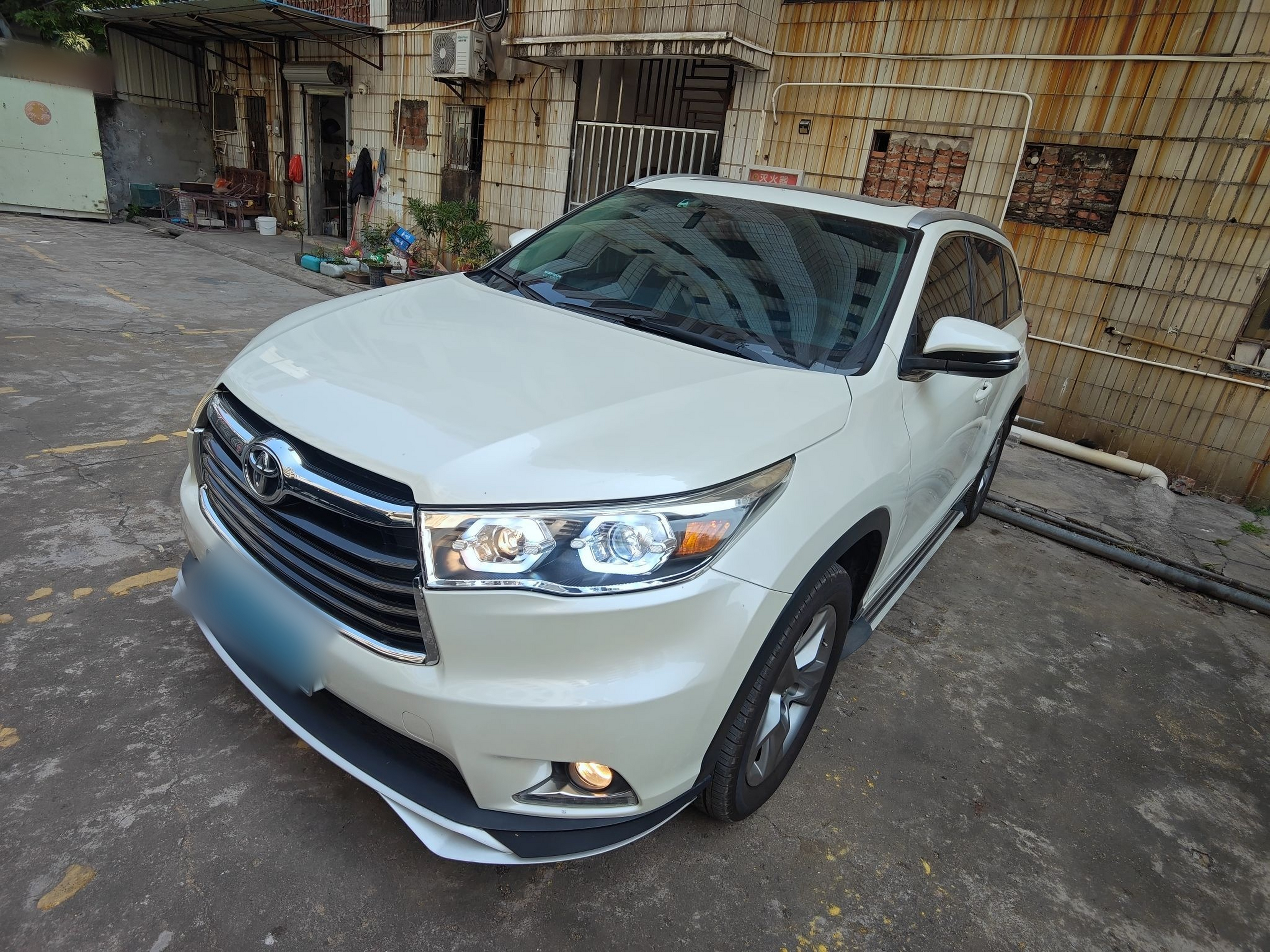 تحت مقدمة السيارة