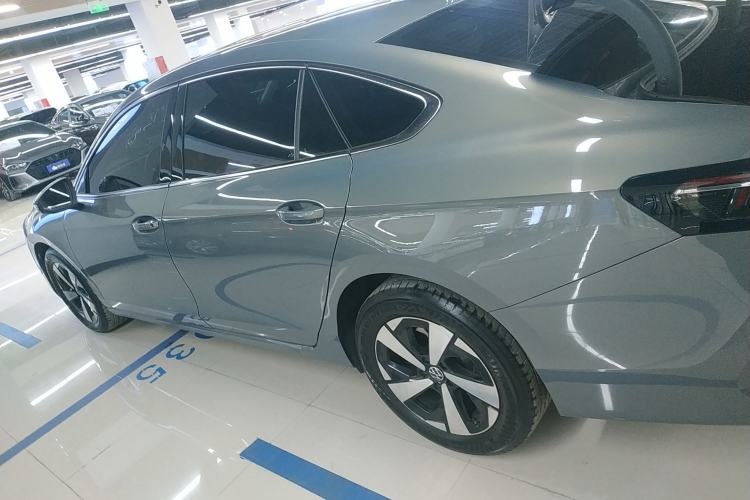 Used Volkswagen Magotan 2024 300TSI DSG Prestige Edition—A Real Eye-Catcher