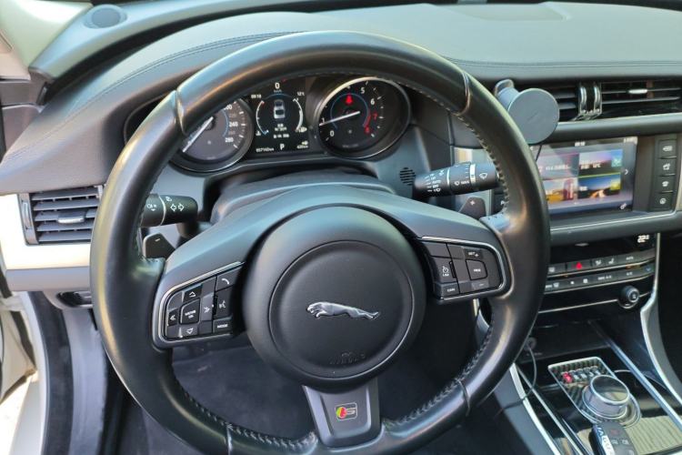 Used Jaguar XF 2016 XF 2.0T Two-Wheel-Drive Luxury Edition
