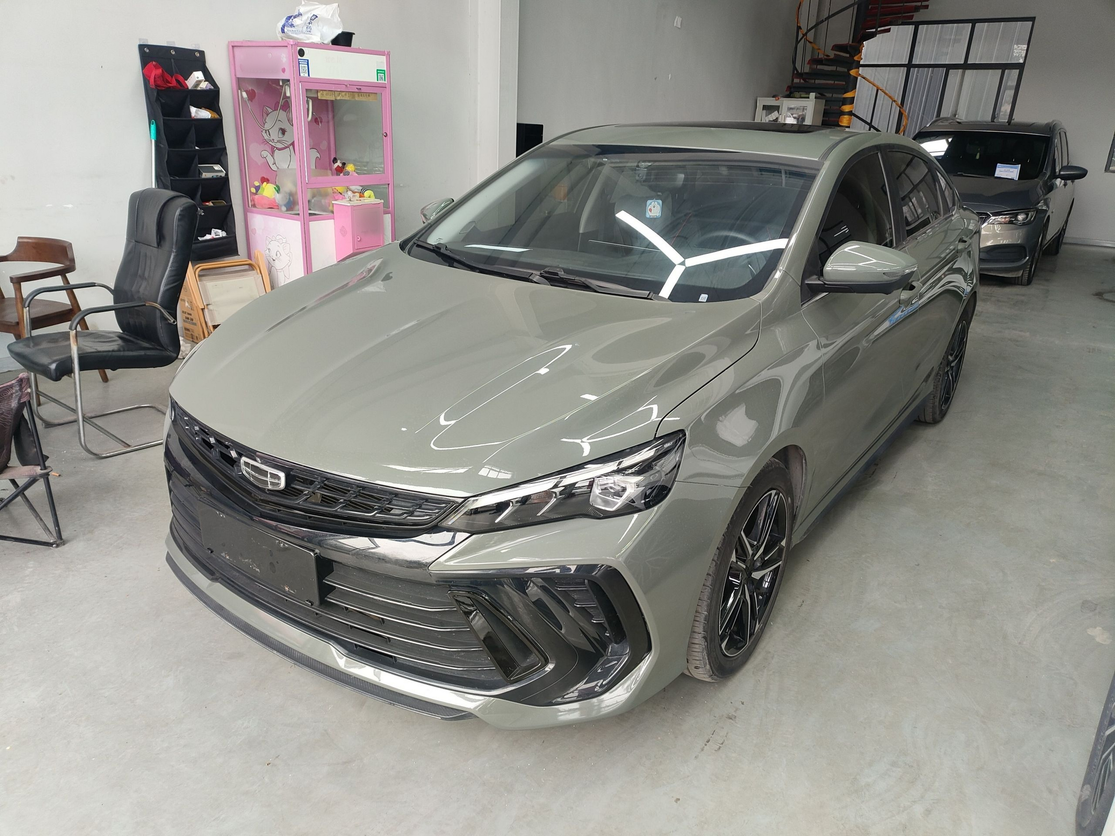 Под передней частью автомобиля