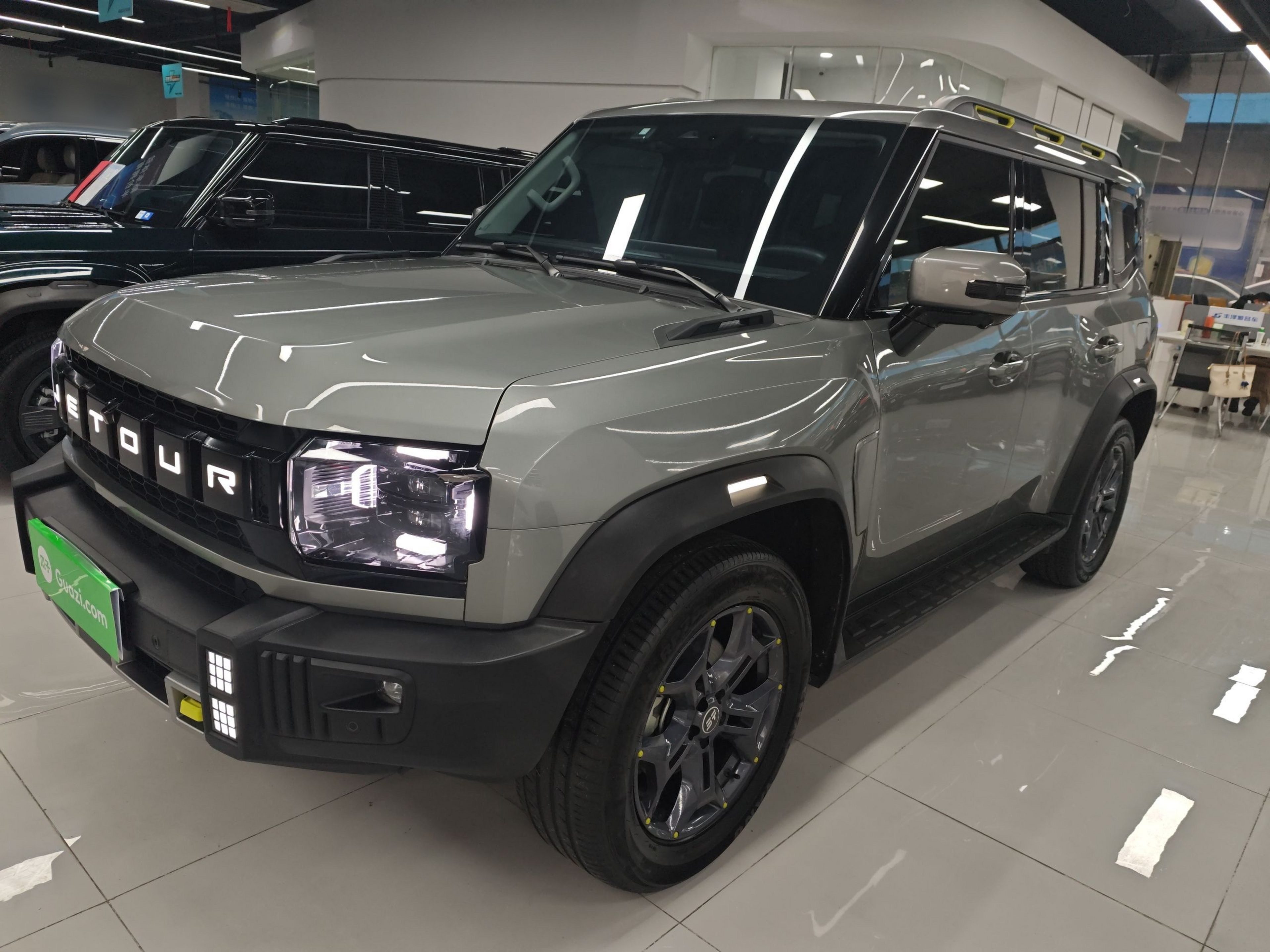 تحت مقدمة السيارة