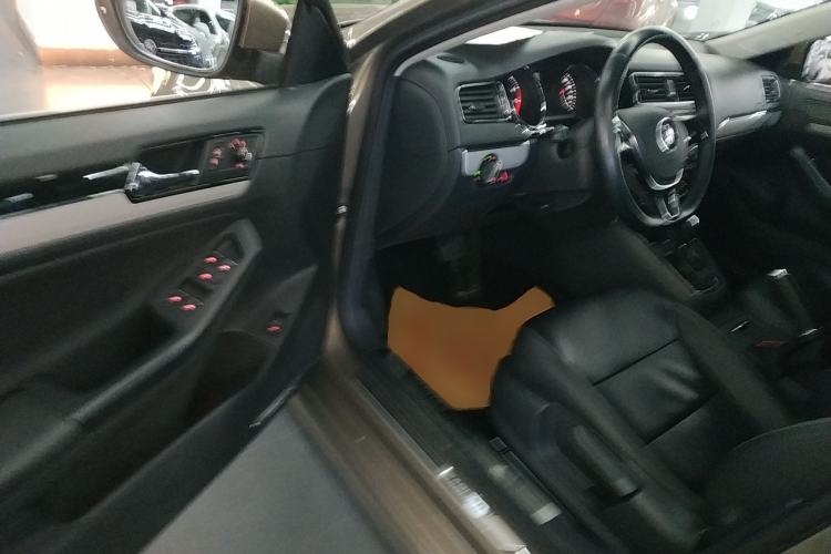 Used Volkswagen Sagitar 2015 1.6L Automatic Comfort Model
